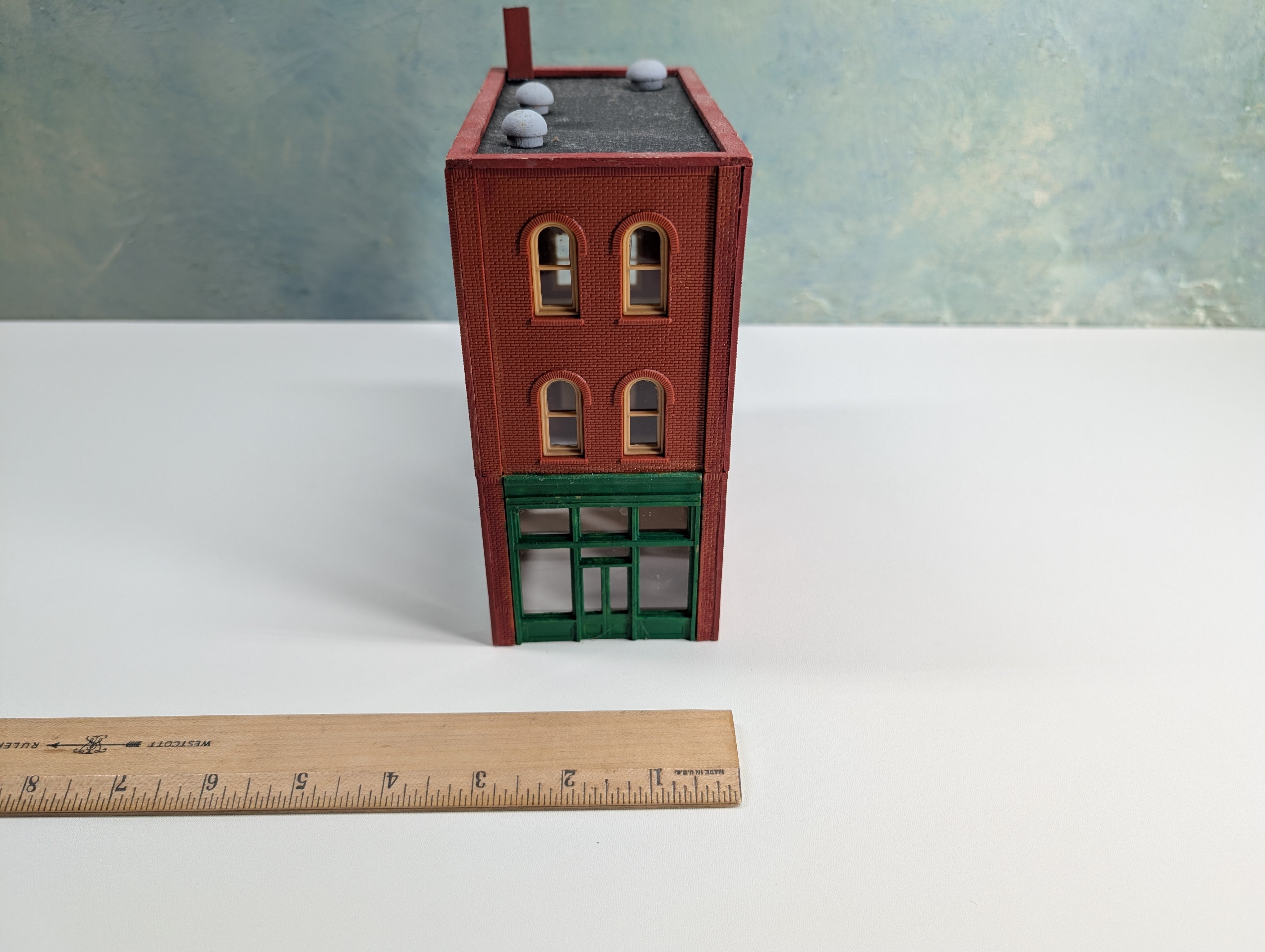 USED HO Scale Brick Corner Storefront