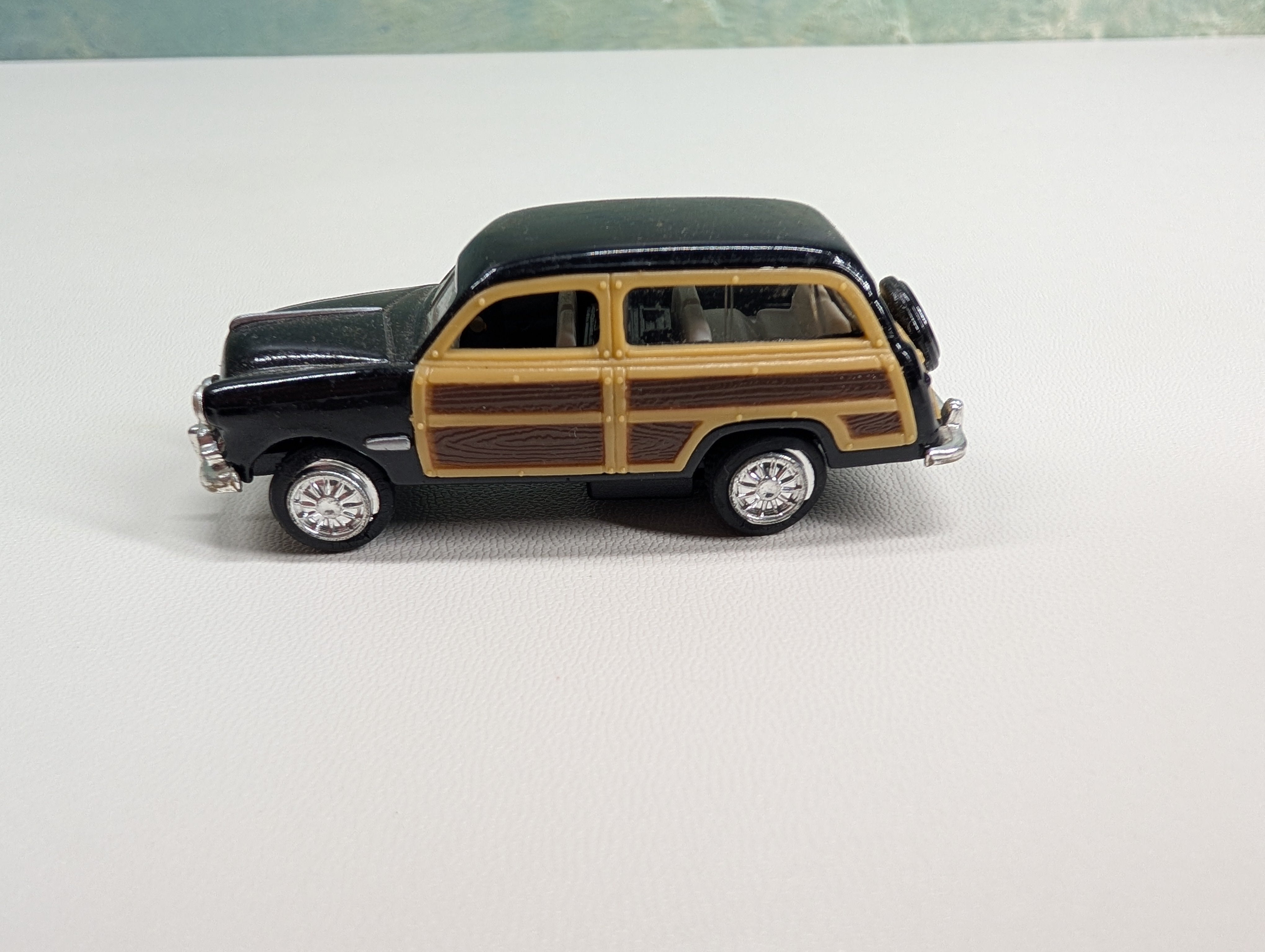 USED HO Scale 1949 Ford Woody Wagon Black