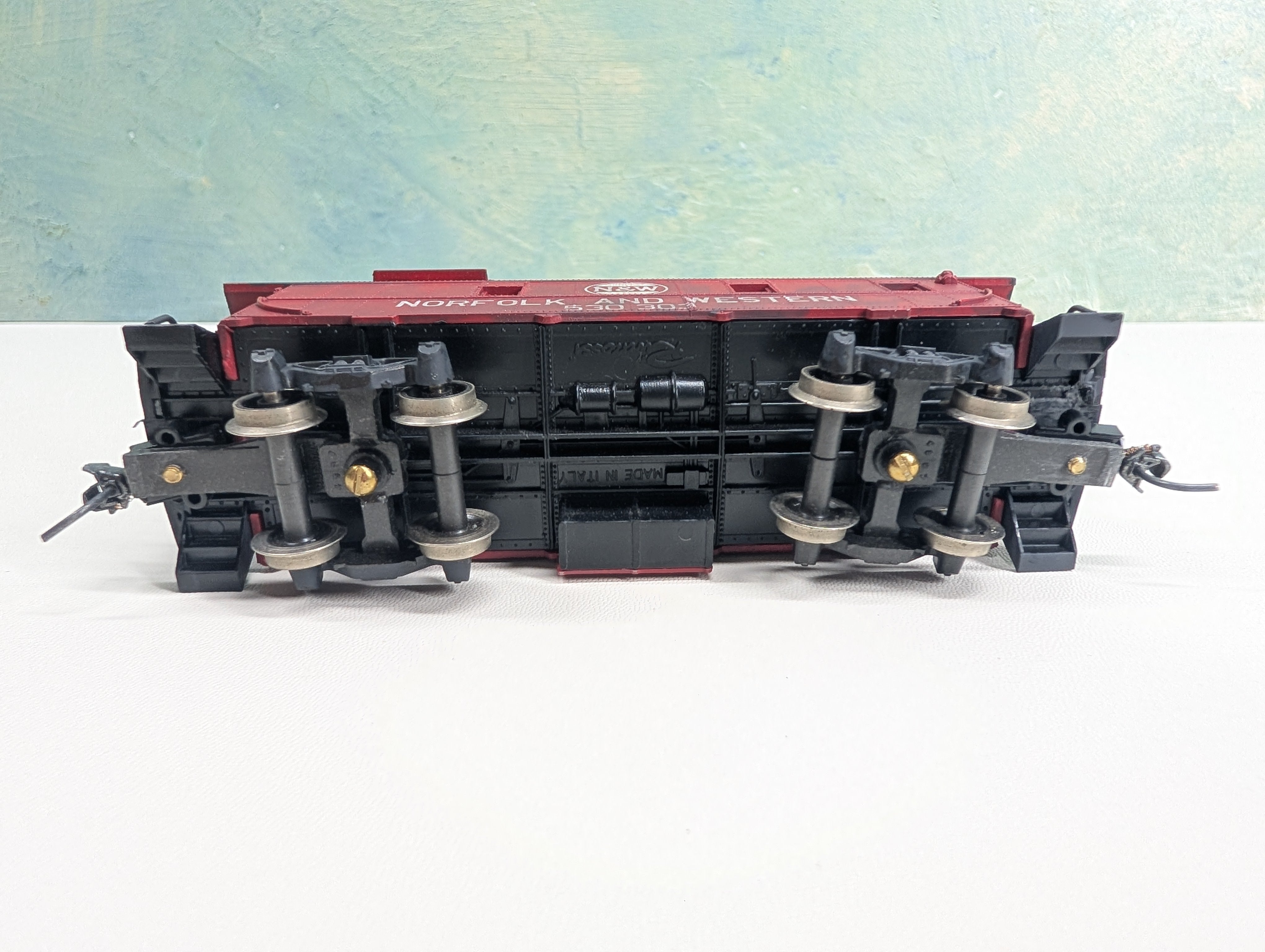 USED Rivarossi HO Scale Caboose Norfolk & Western N&W #530303 Metal Wheels