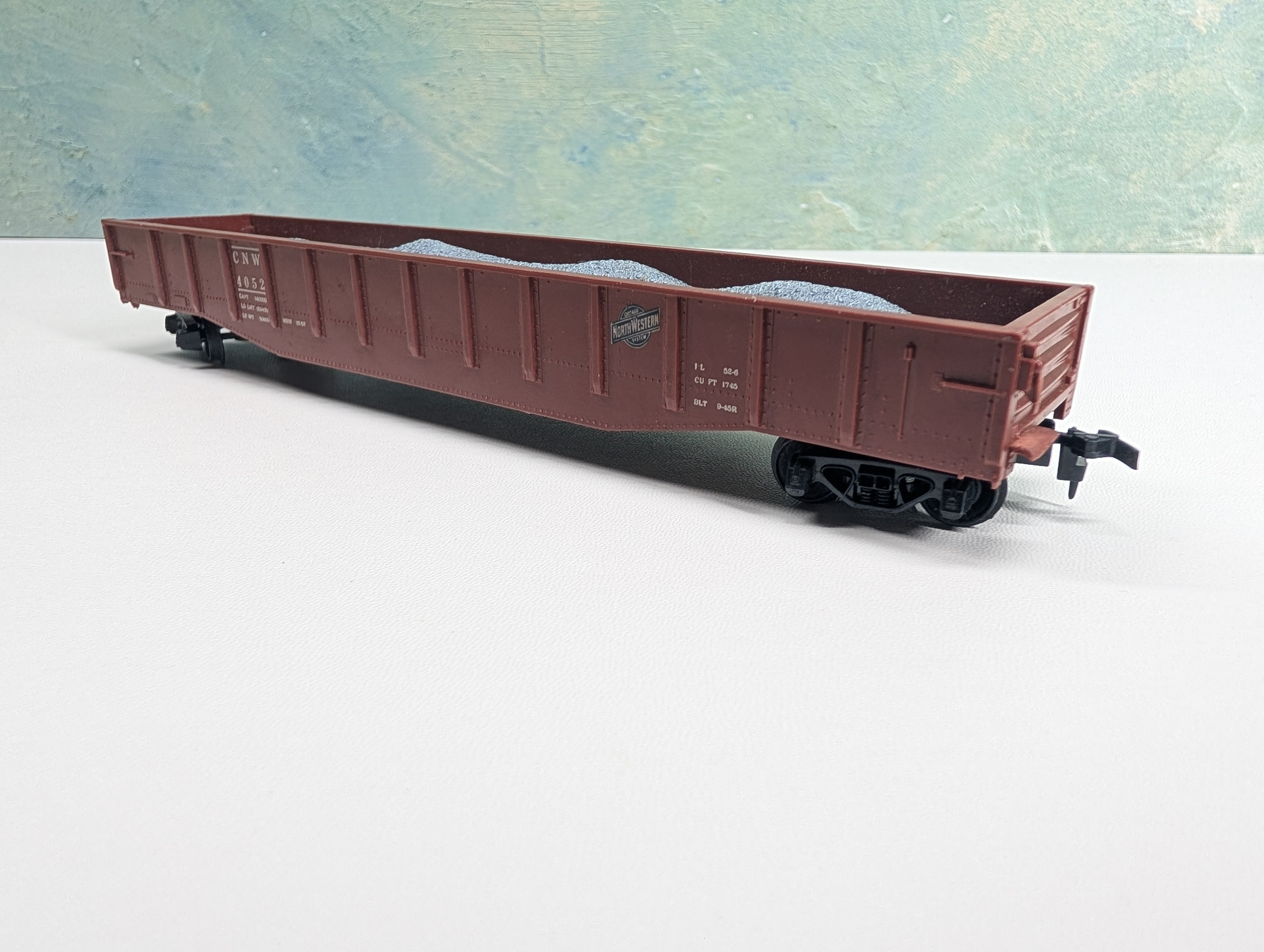 USED REVELL HO Scale 54' Gondola w/ Rock Load Chicago & North Western CNW #4052