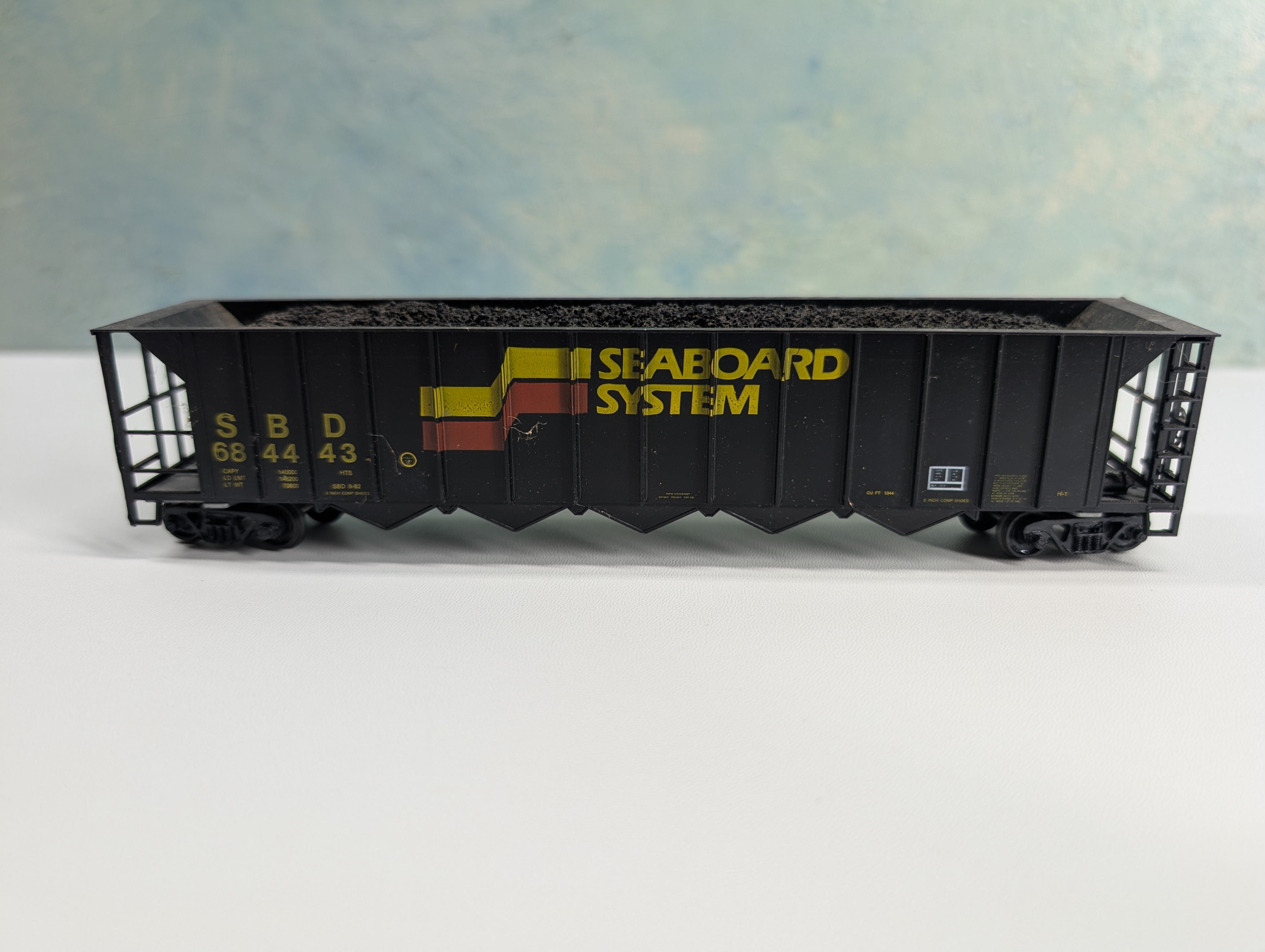 USED Roundhouse HO Scale 5 Bay Rapid Discharge Hopper w/ Coal Load Seaboard System SBD #684443