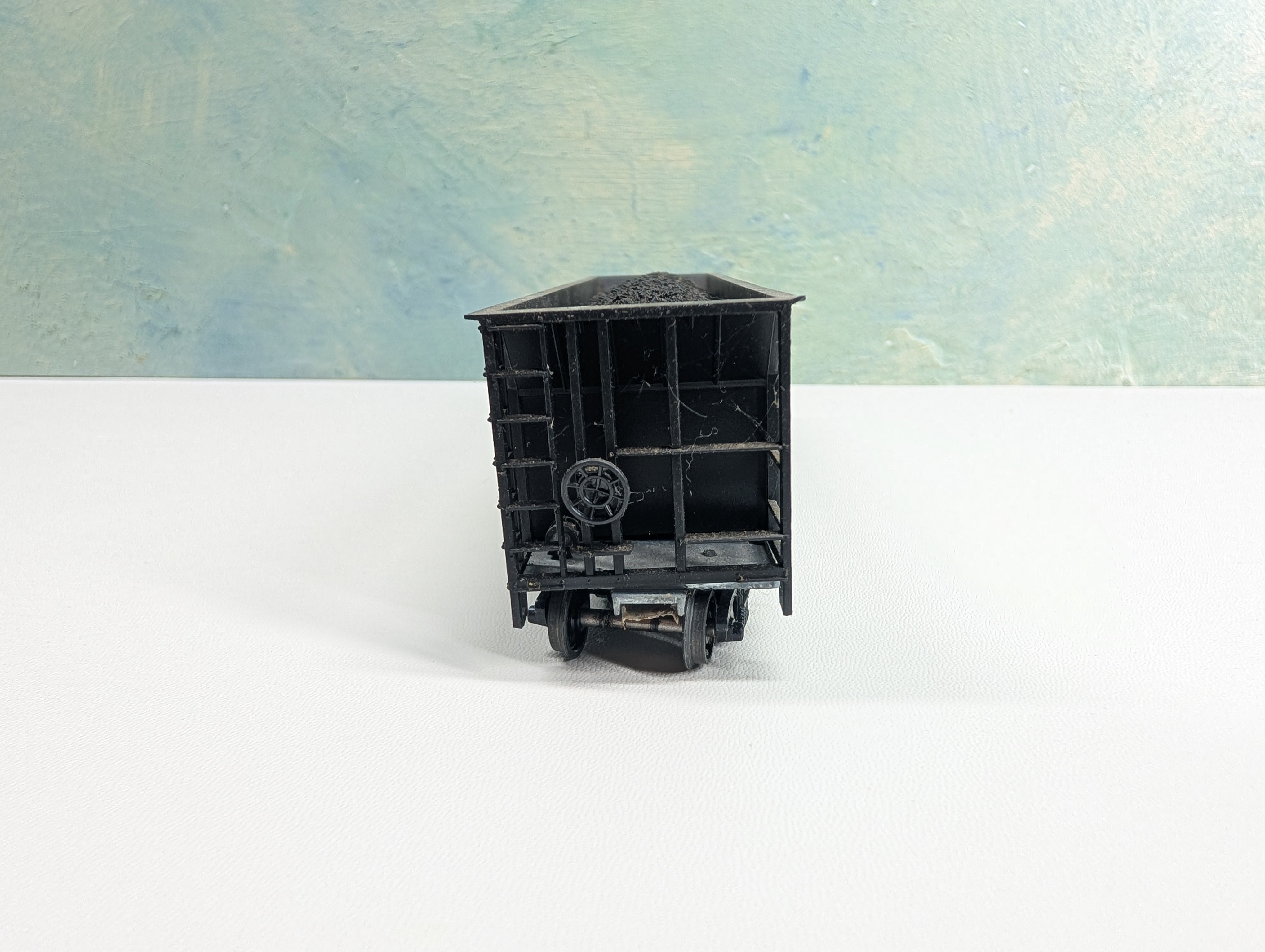 USED Roundhouse HO Scale 5 Bay Rapid Discharge Hopper w/ Coal Load Seaboard System SBD #684443