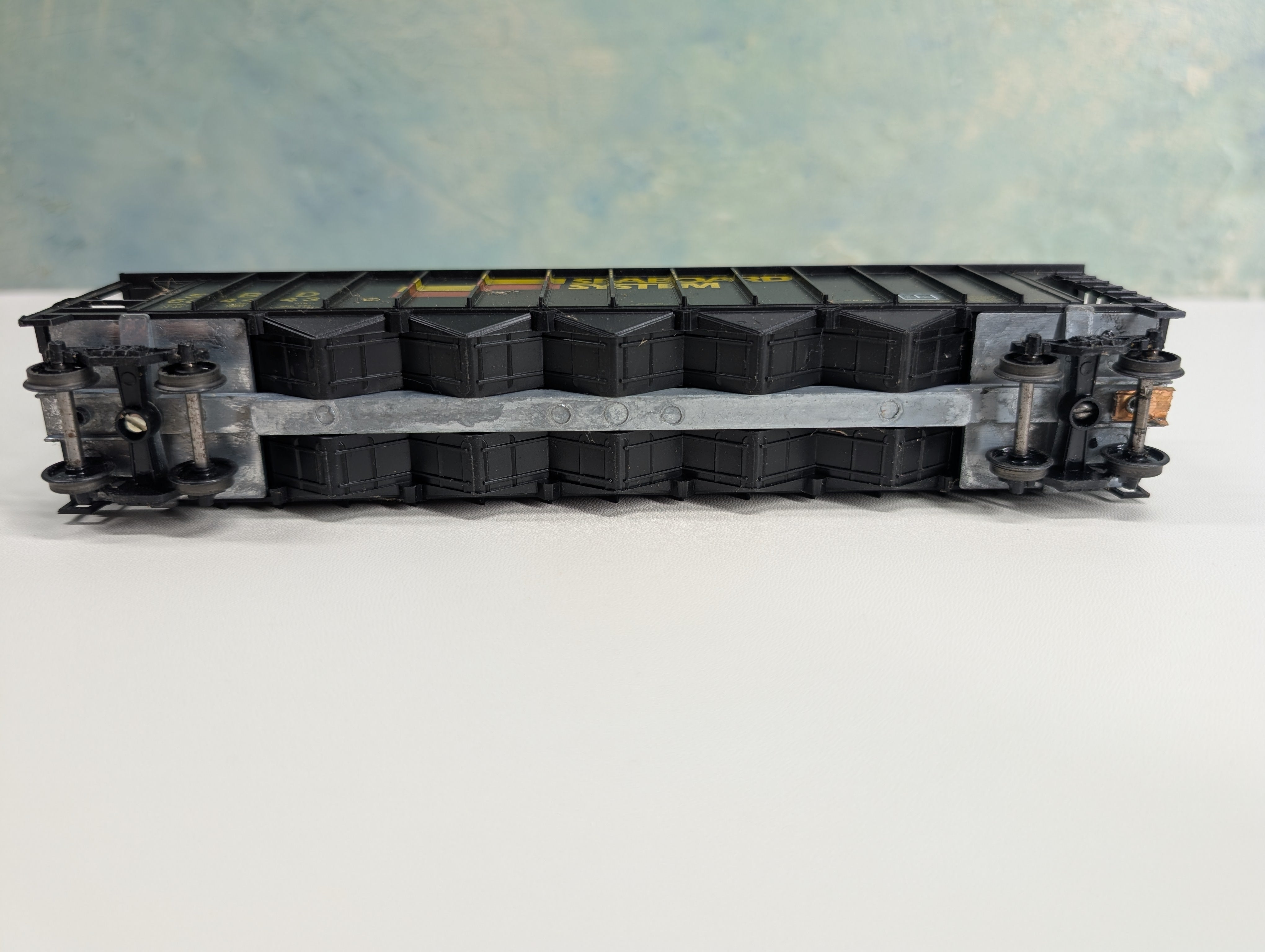 USED Roundhouse HO Scale 5 Bay Rapid Discharge Hopper w/ Coal Load Seaboard System SBD #684443