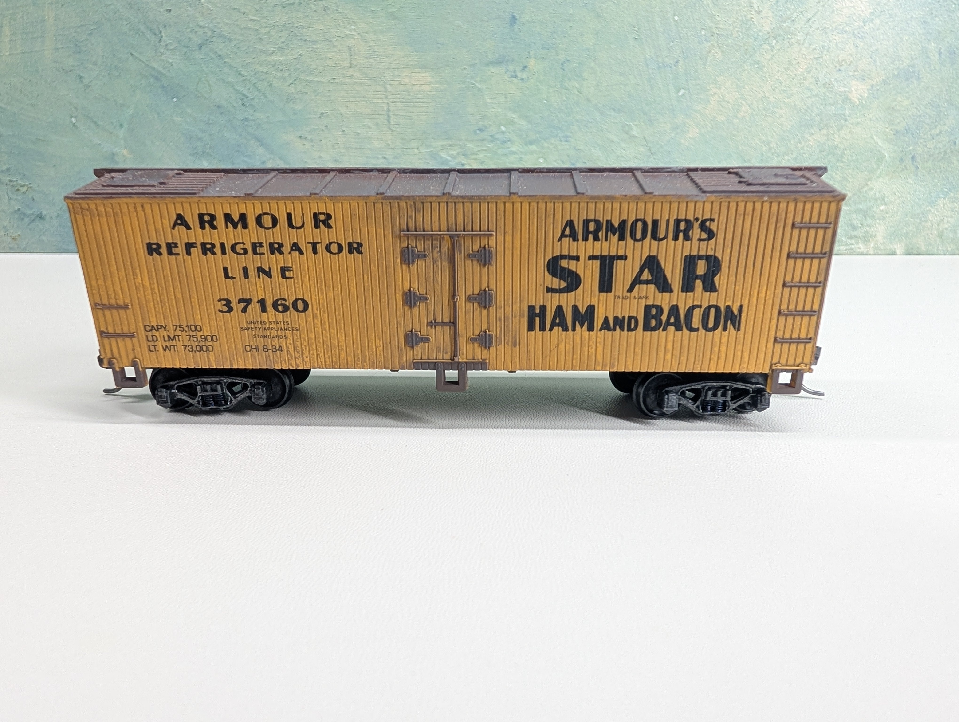 USED Life-Like HO Scale 38' Wooden Reefer Box Car Armour Refrigerator Line #37160 Weathered, Upgraded Trucks & Metal Wheels