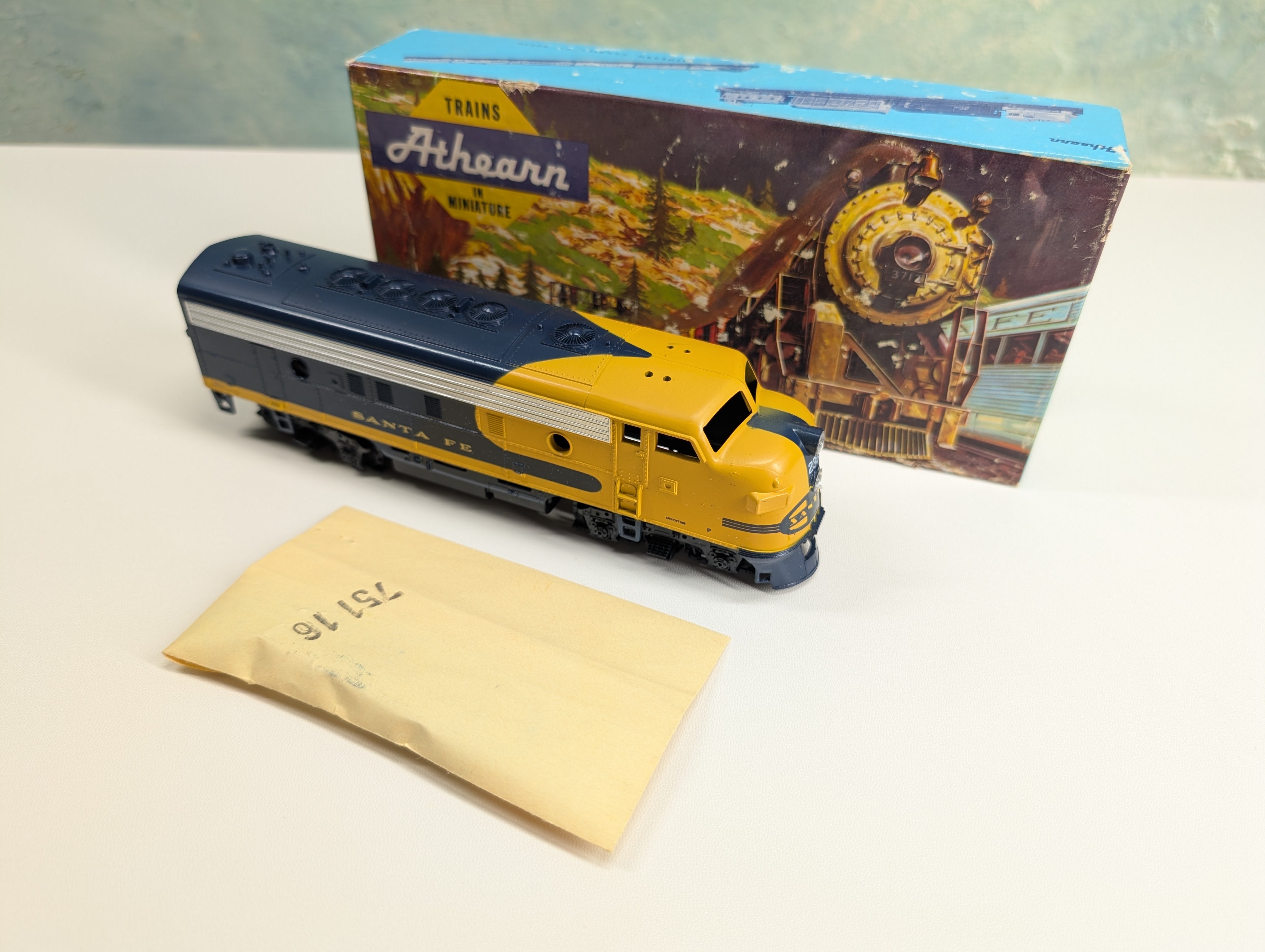 USED Athearn 3003 HO Scale Unpowered F7A Diesel Locomotive Santa Fe ATSF