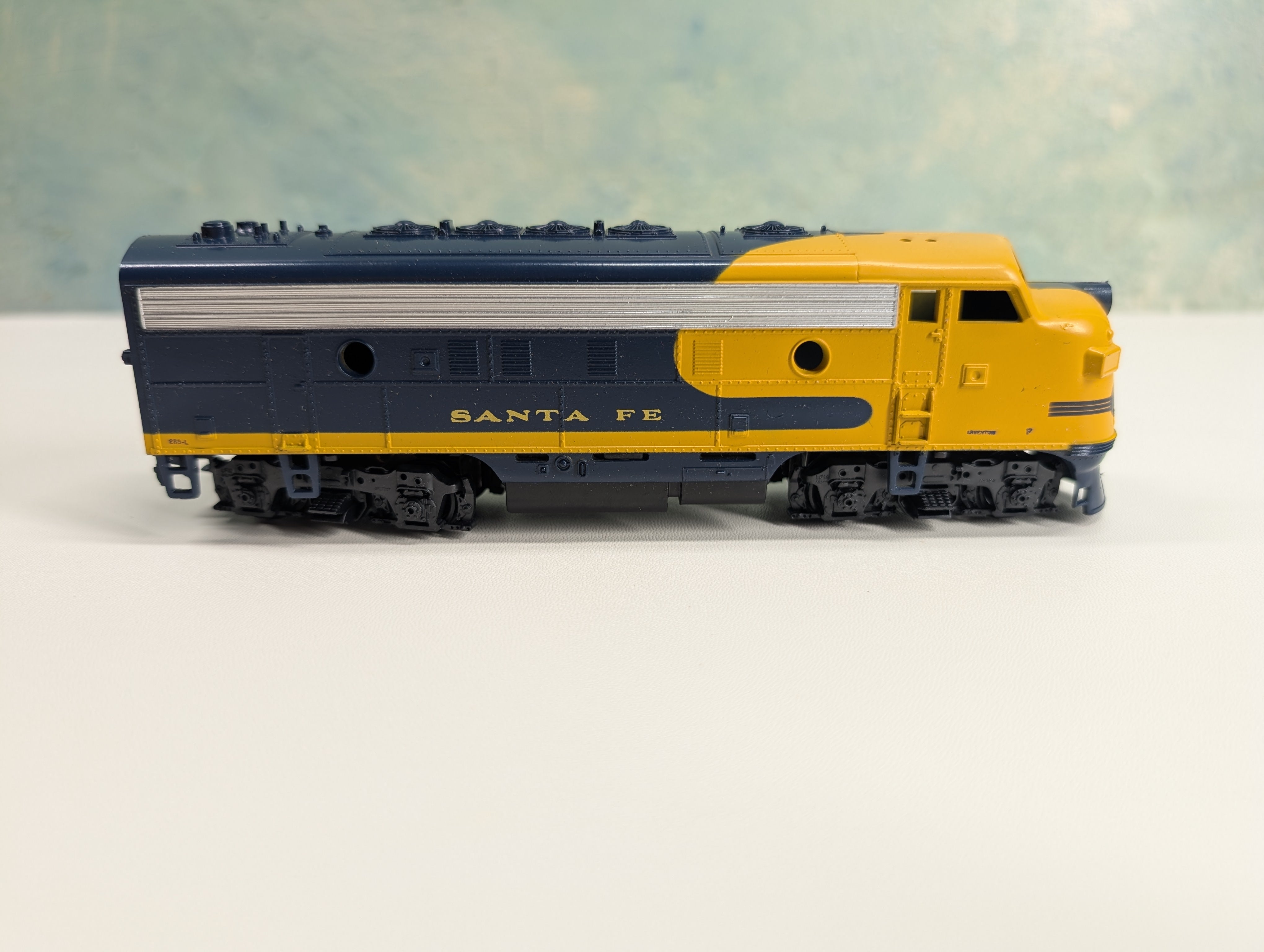 USED Athearn 3003 HO Scale Unpowered F7A Diesel Locomotive Santa Fe ATSF