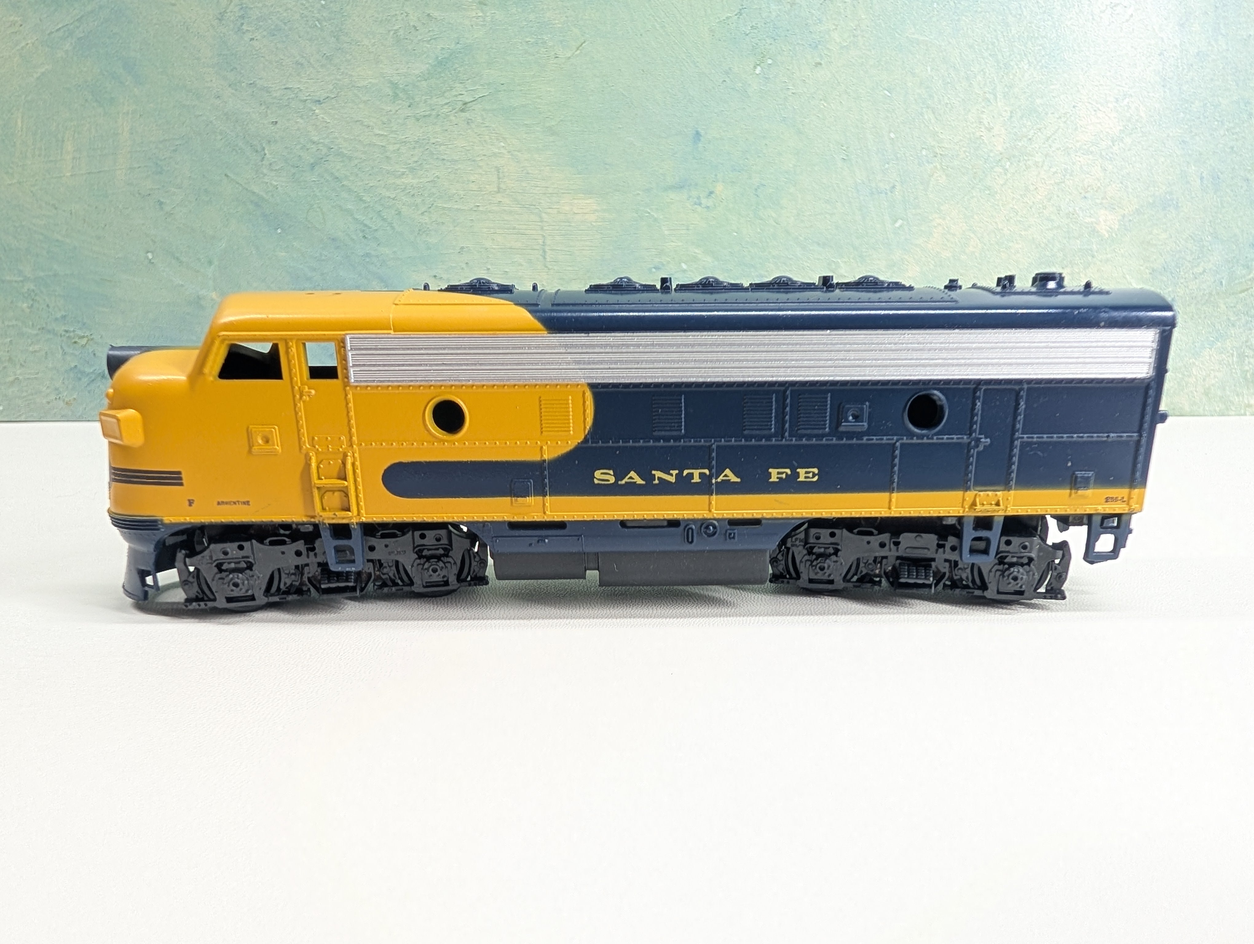 USED Athearn 3003 HO Scale Unpowered F7A Diesel Locomotive Santa Fe ATSF