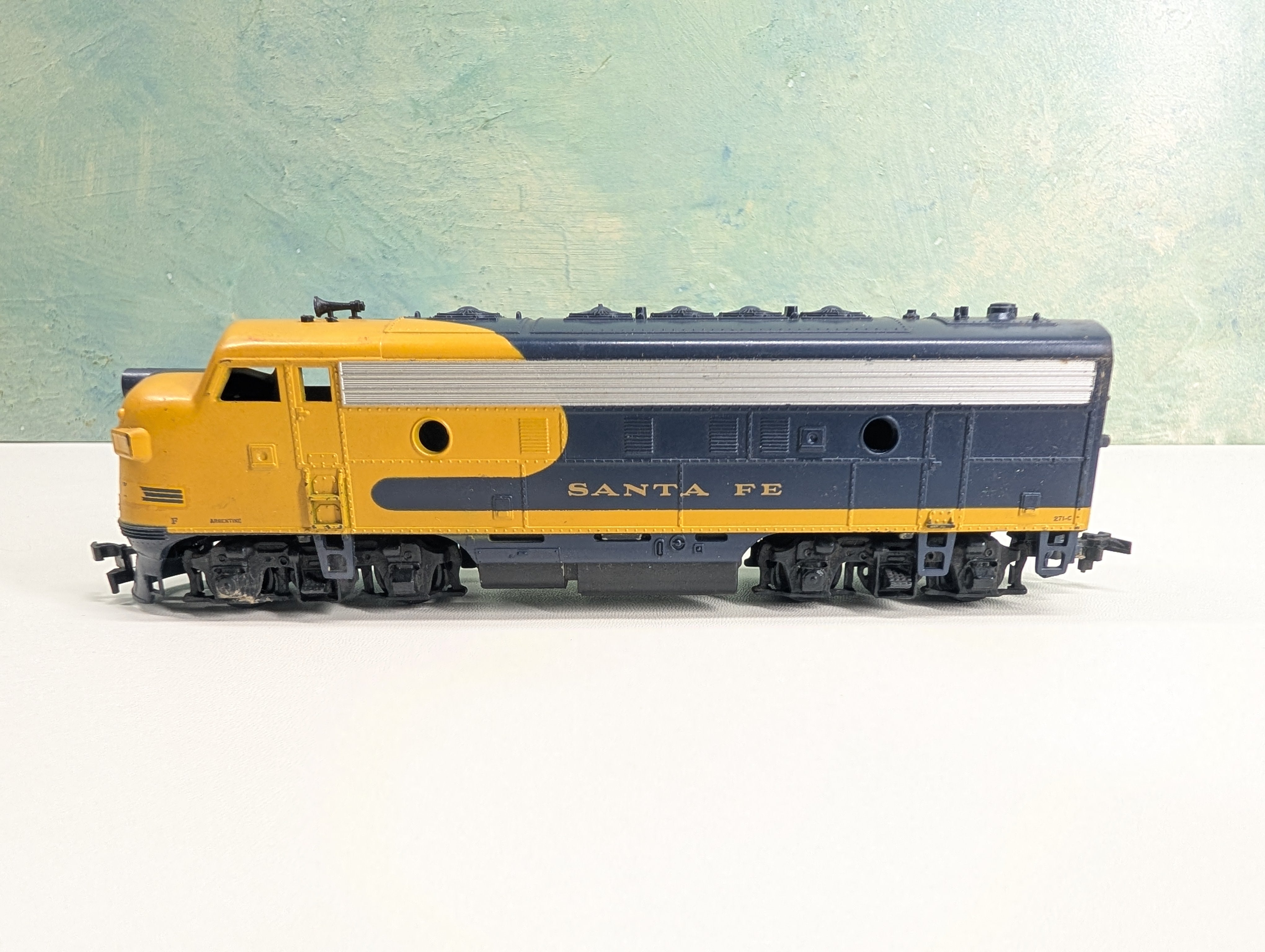USED Athearn HO Scale Unpowered F7A Diesel Locomotive Santa Fe ATSF
