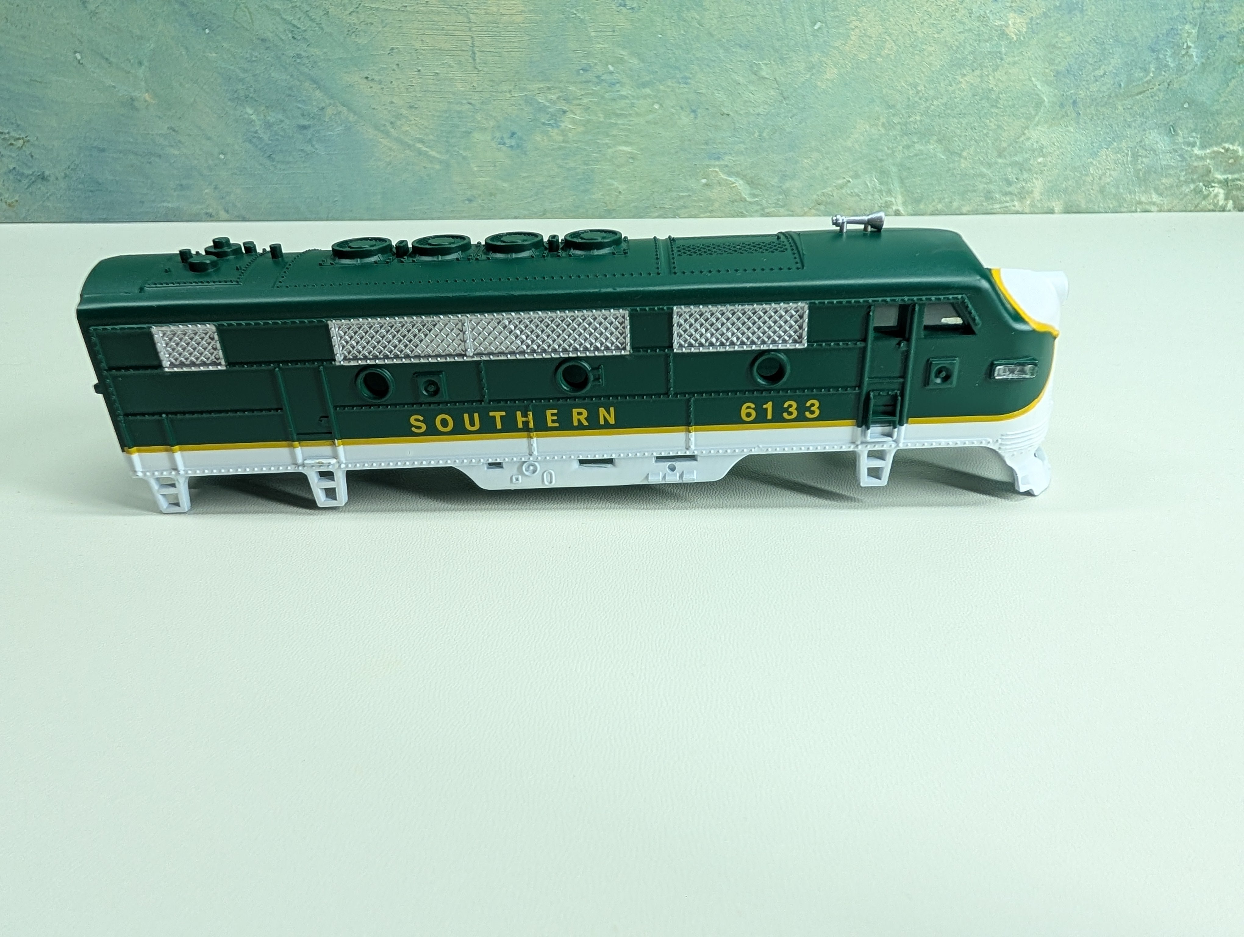 USED Model Power HO Scale F2 Diesel Locomotive Southern #6133 Parts/Repairs DC