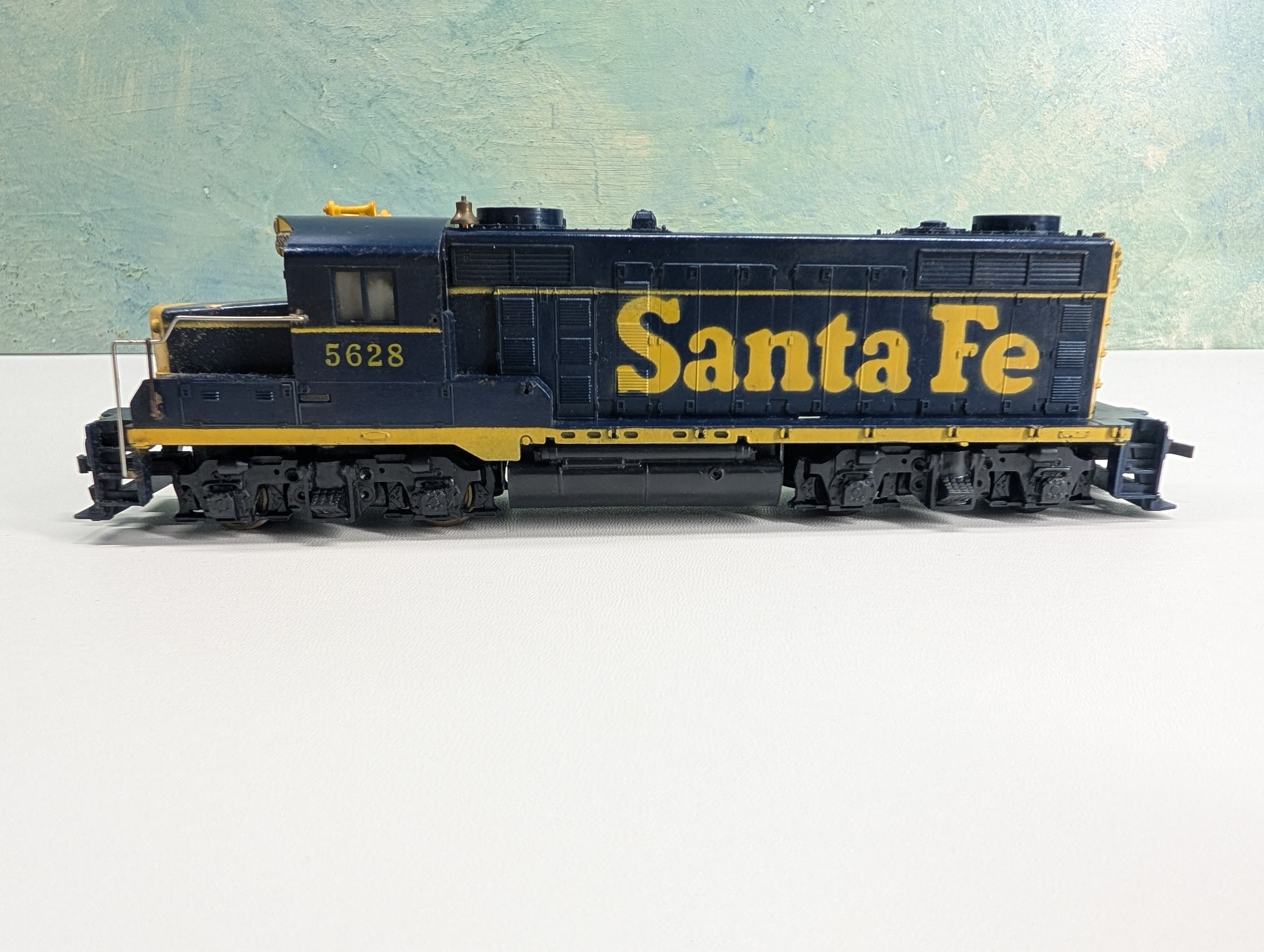 USED Mantua HO Scale GP20 Diesel Locomotive Santa Fe ATSF #5628 Tested! DC
