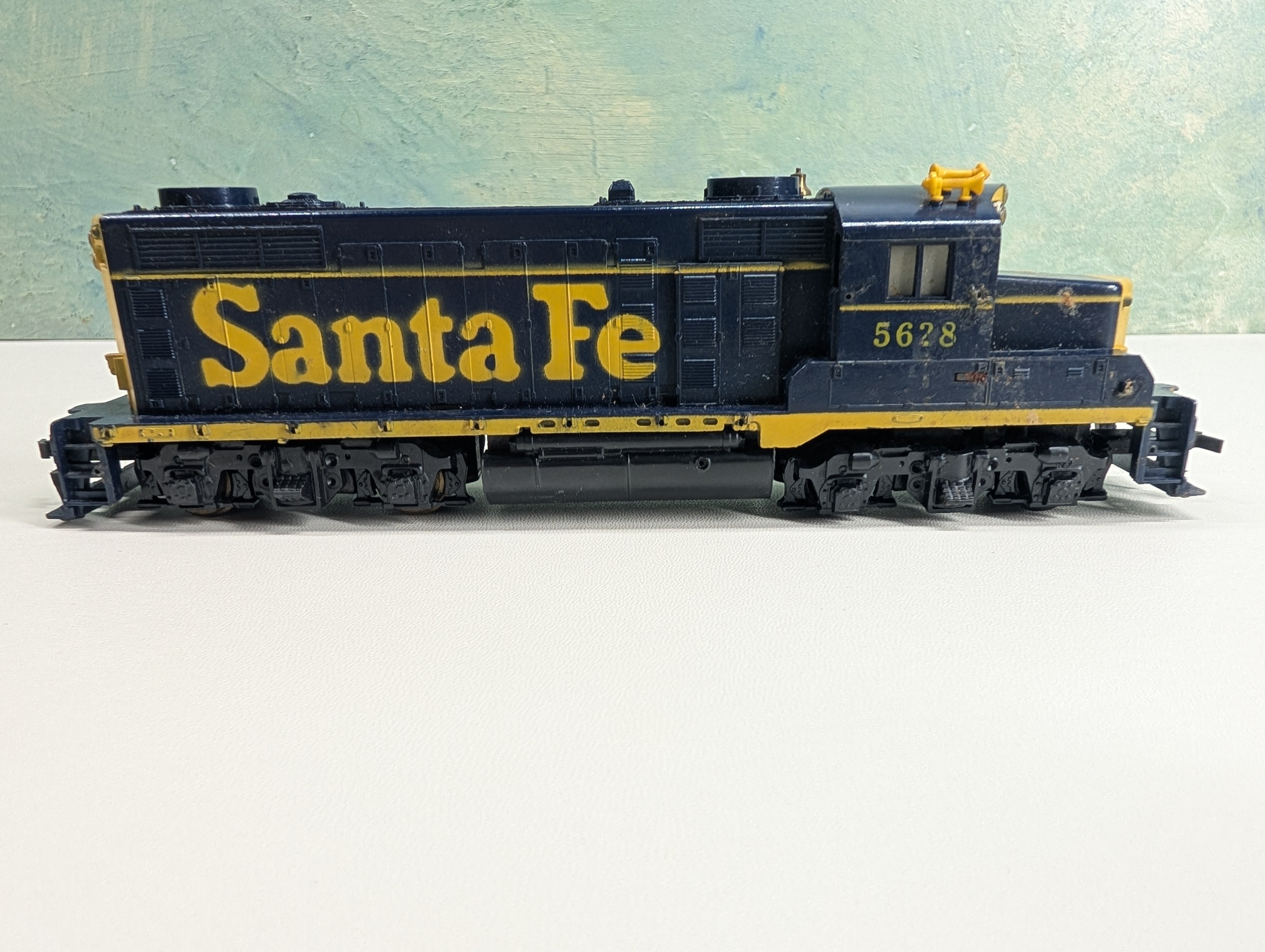 USED Mantua HO Scale GP20 Diesel Locomotive Santa Fe ATSF #5628 Tested! DC