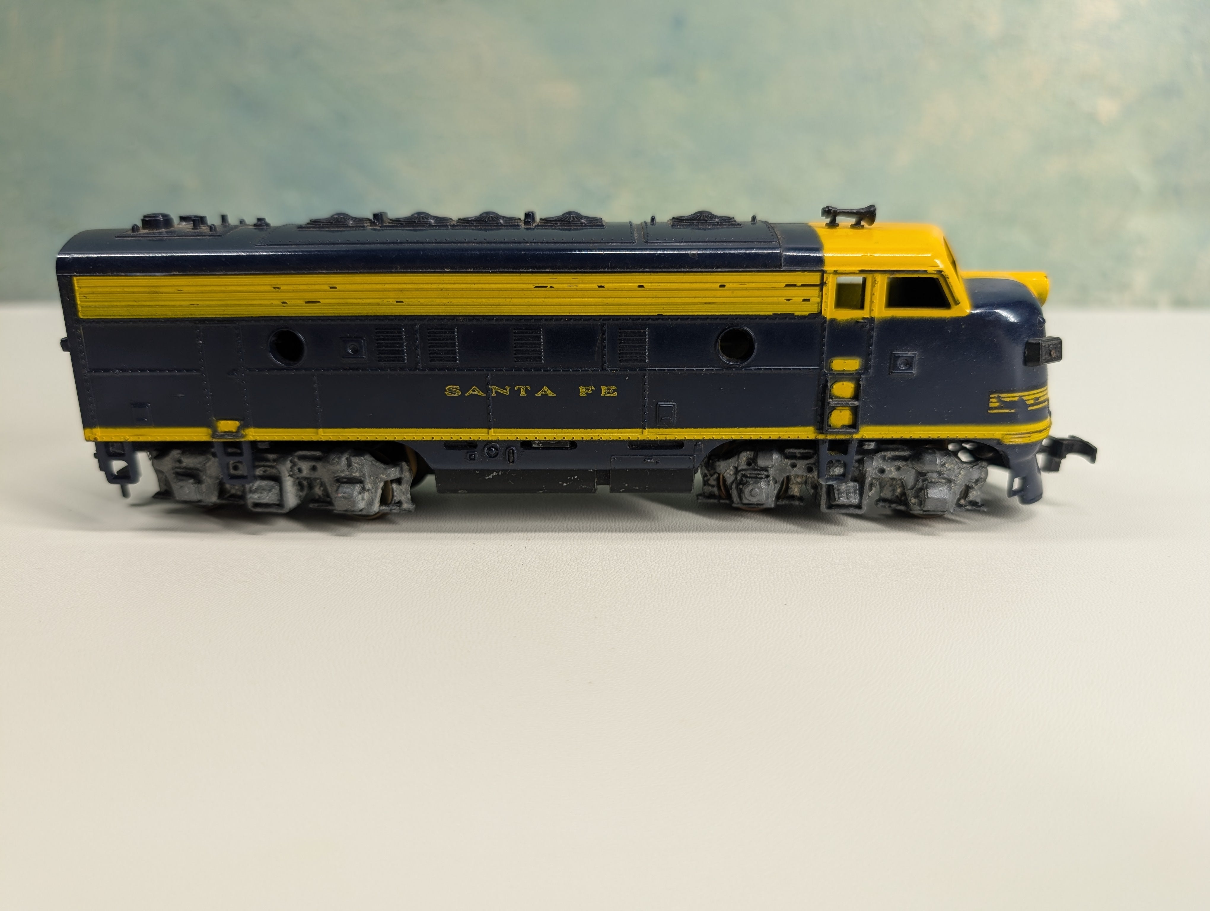 USED Athearn HO Scale Rubber Band Driver Diesel Locomotive Santa Fe ATSF Parts/Repairs DC