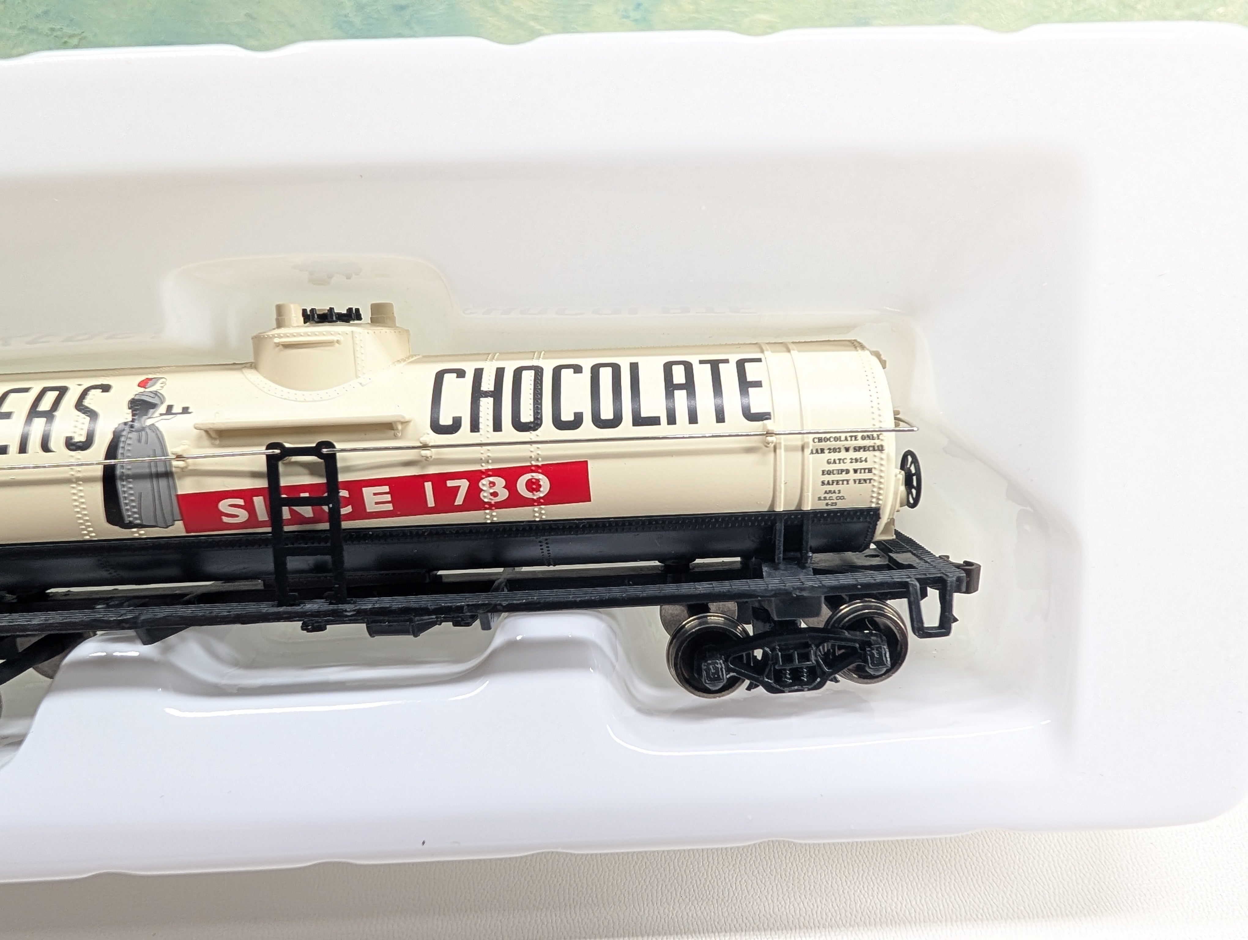 USED Walthers Trainline 931-1615 HO Scale Single Dome Tank Car Baker's Chocolate GATX #31057 Metal Wheels