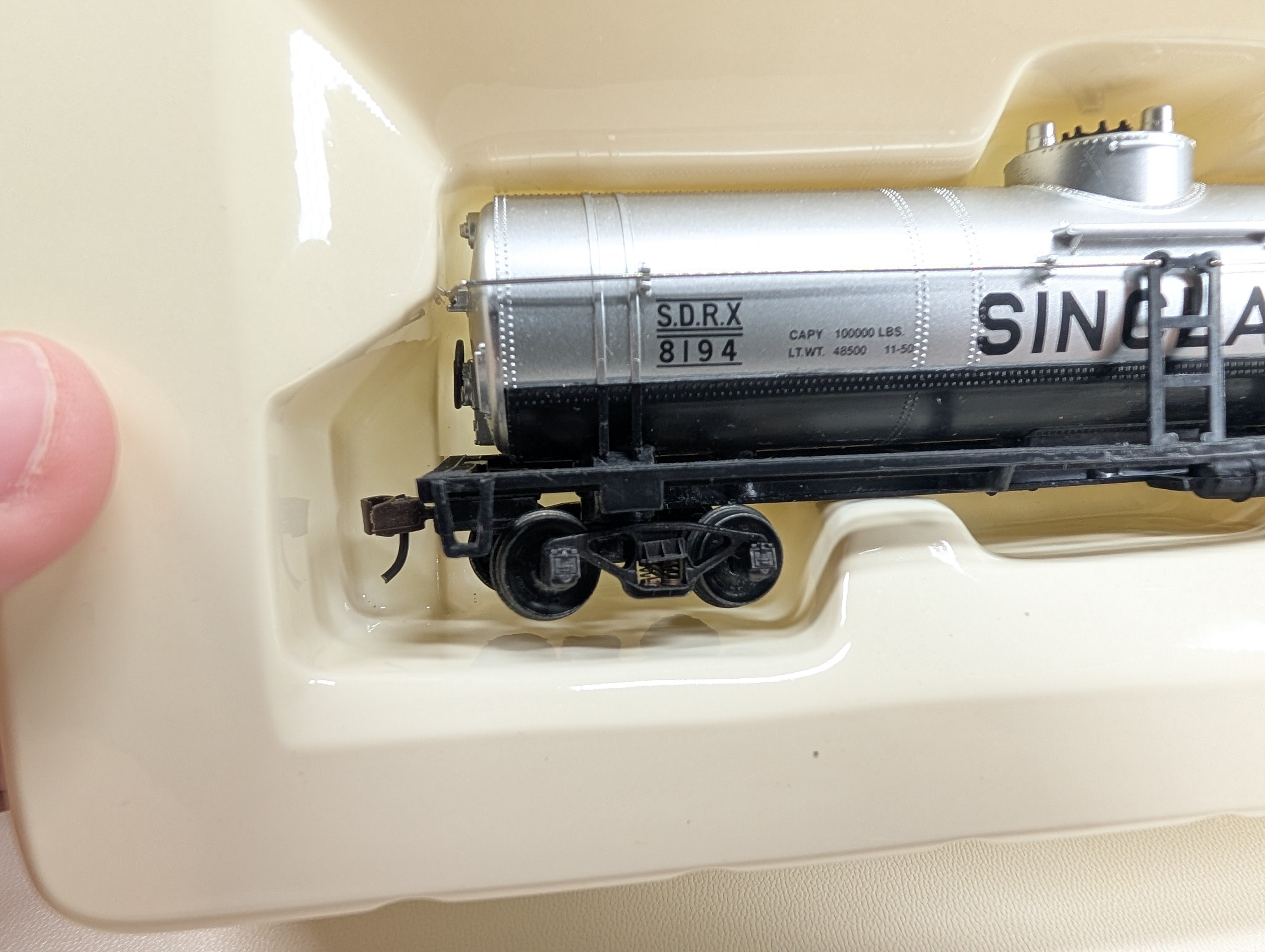 USED Walthers Trainline 931-611 HO Scale Single Dome Tank Car Sinclair SDRX #8194 Metal Wheels