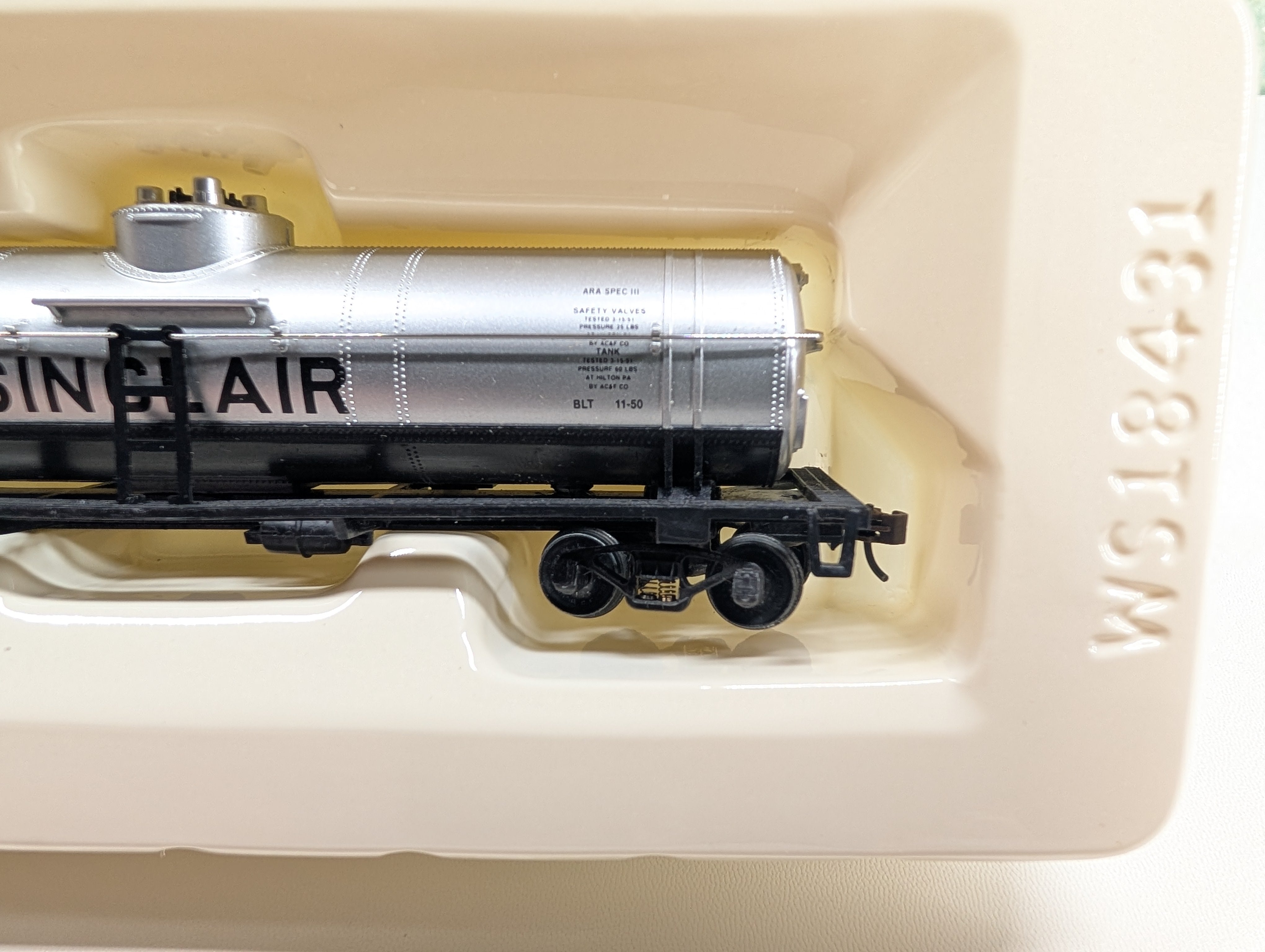 USED Walthers Trainline 931-611 HO Scale Single Dome Tank Car Sinclair SDRX #8194 Metal Wheels