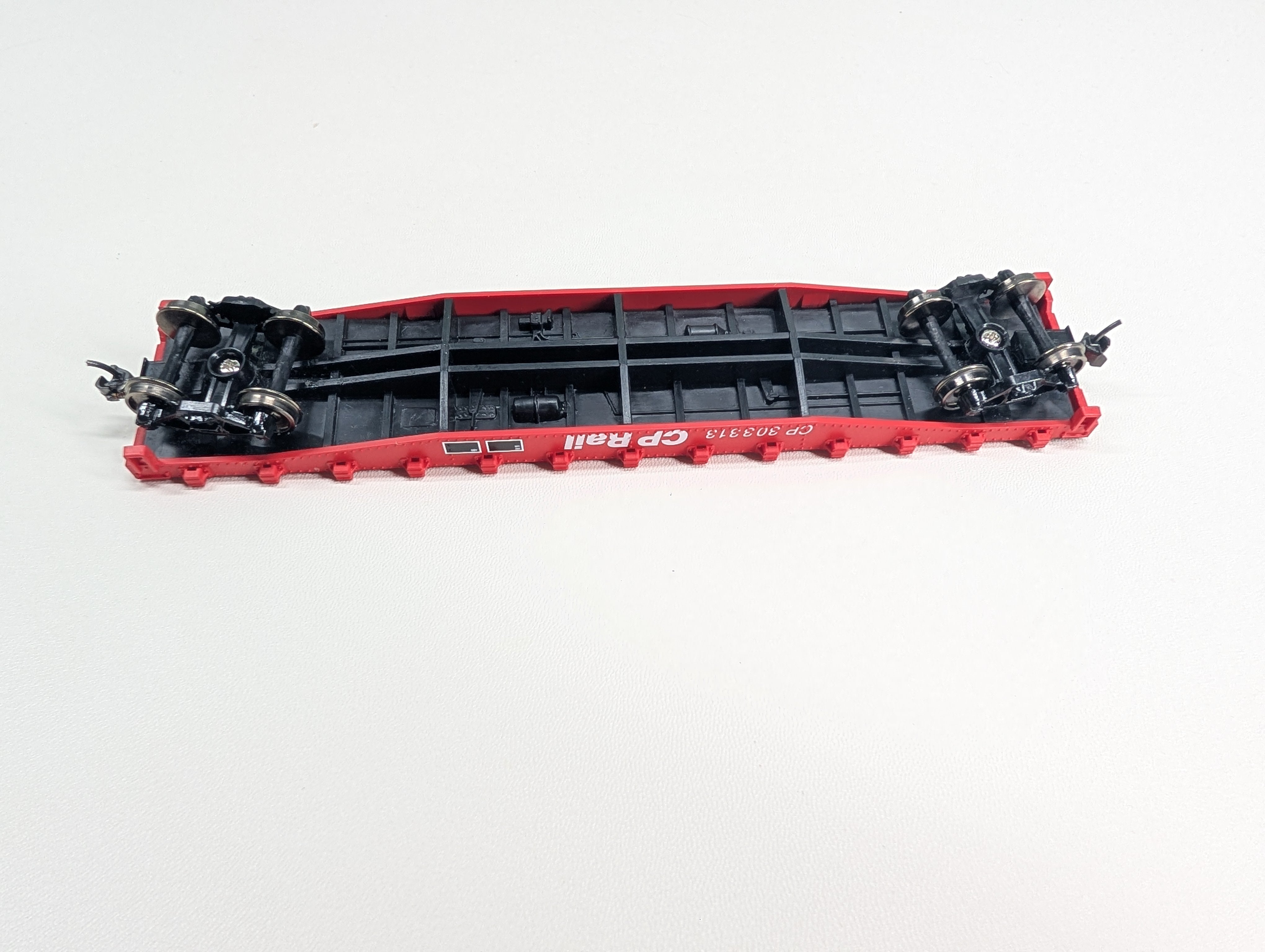 USED Walthers Trainline 931-1460 HO Scale 50' Flat Car CP Rail #303313 Metal Wheels