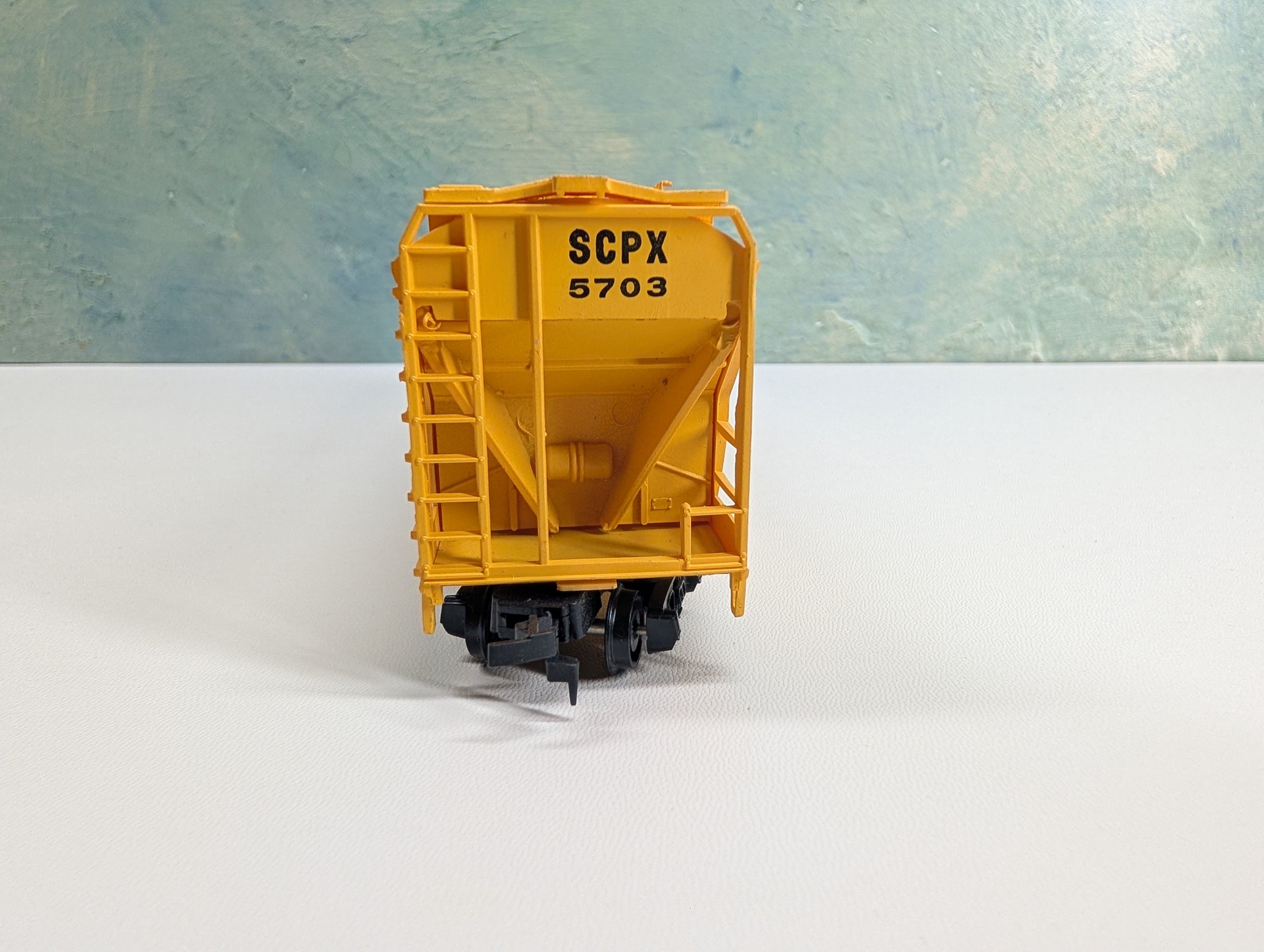 USED Bachmann HO Scale 4 Bay ACF Covered Hopper Shell Chemical Plastics SCPX #5703