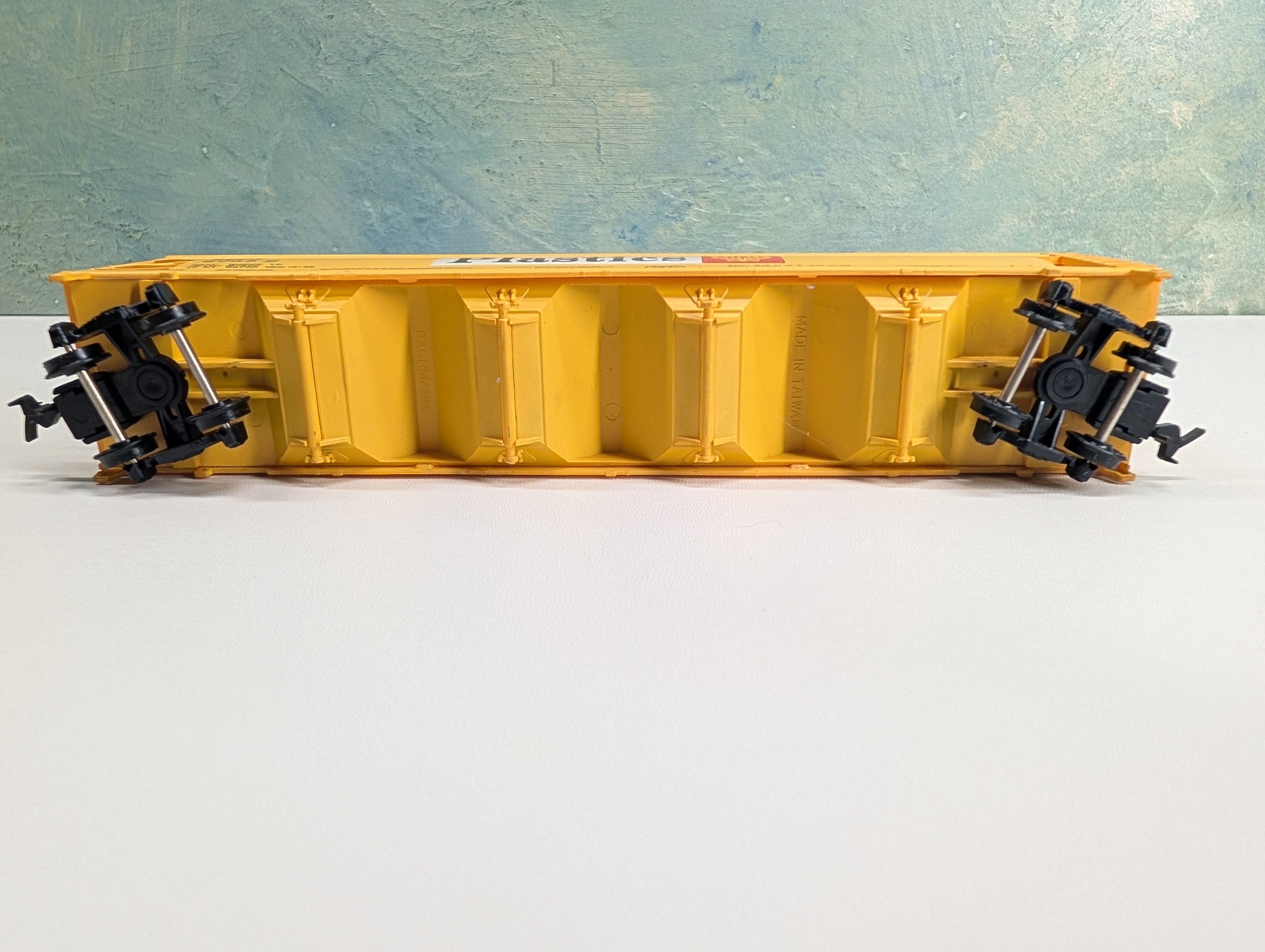 USED Bachmann HO Scale 4 Bay ACF Covered Hopper Shell Chemical Plastics SCPX #5703