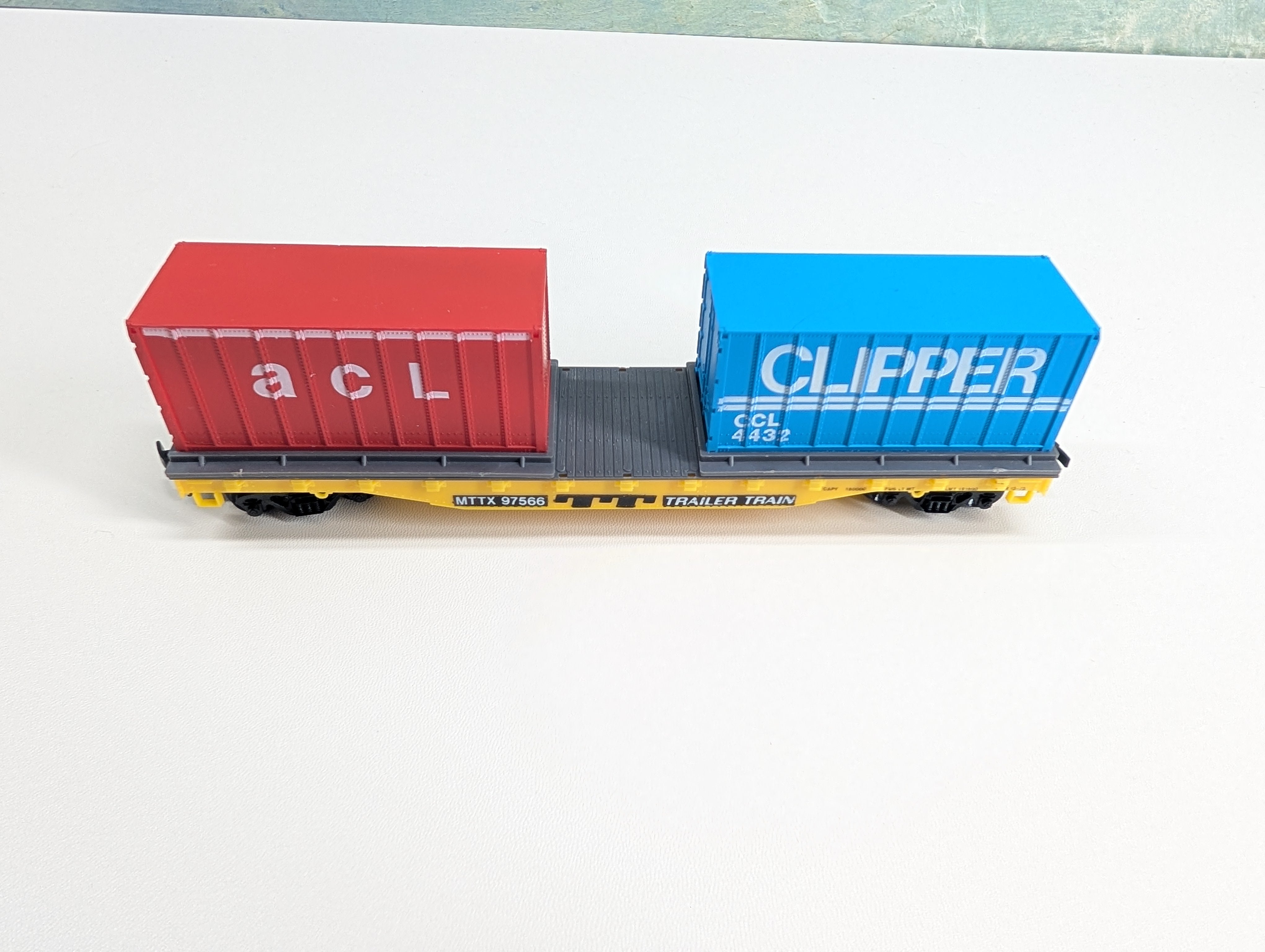 USED Life-Like HO Scale 50' Flat Car w/ 2 Containers Trailer Train MTTX #97566