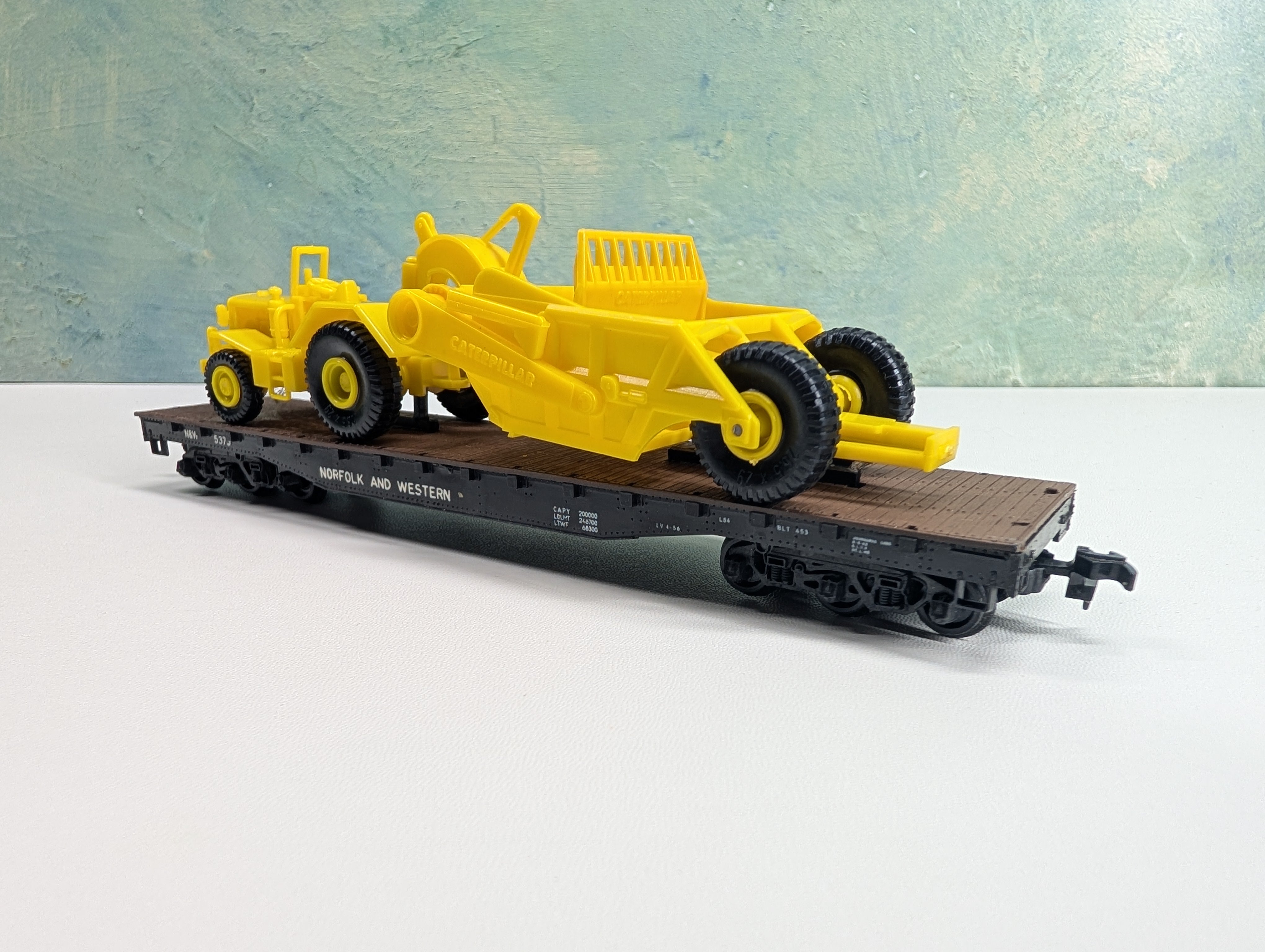 USED ROCO HO Scale 54' Flat Car w/ Caterpillar Load Norfolk & Western N&W #5373