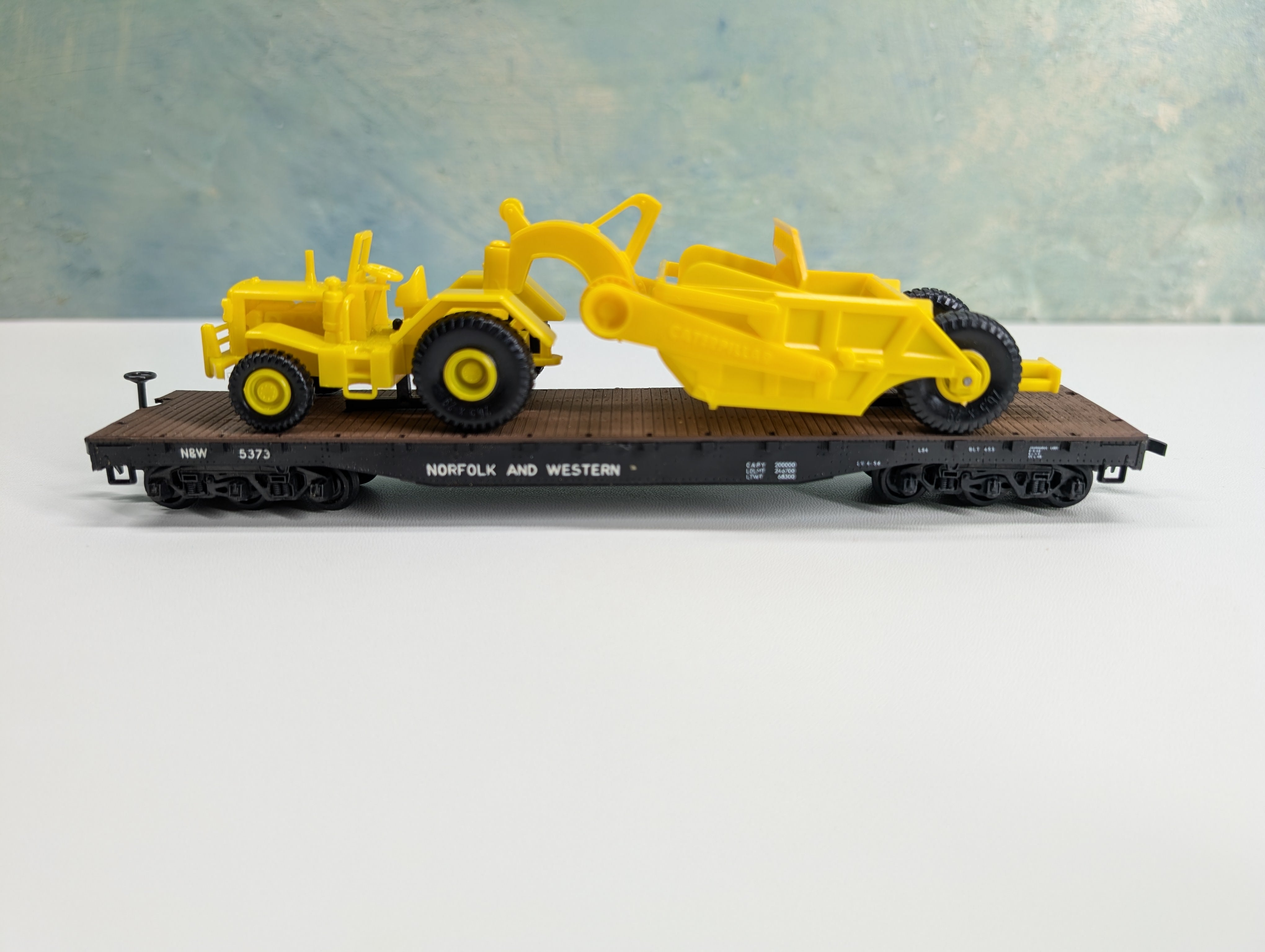 USED ROCO HO Scale 54' Flat Car w/ Caterpillar Load Norfolk & Western N&W #5373
