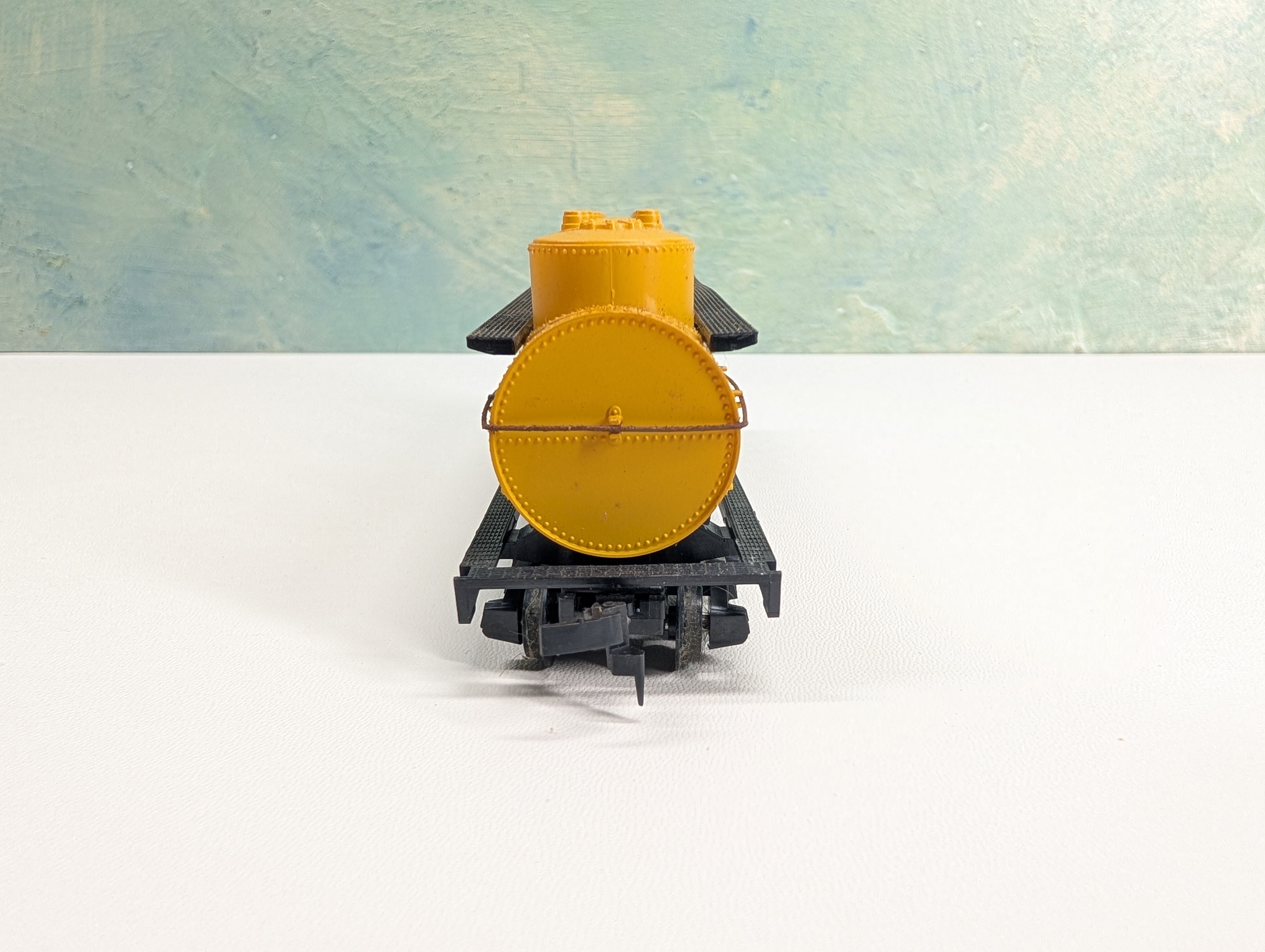 USED AHM HO Scale 6-Dome Tank Car DOW Chemical Company GATX #10200