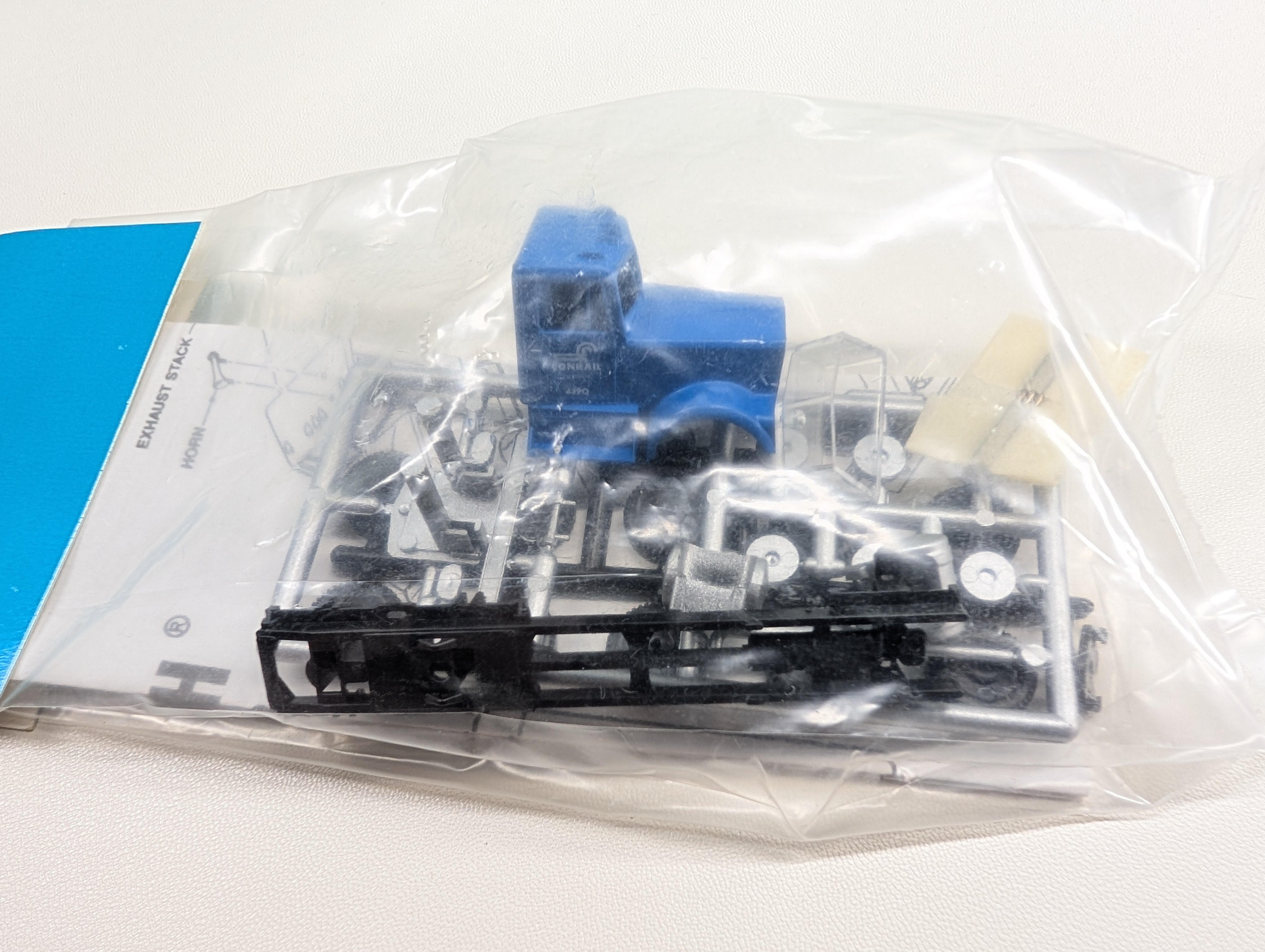 Athearn 5668 HO Scale Conventional Tractor Conrail