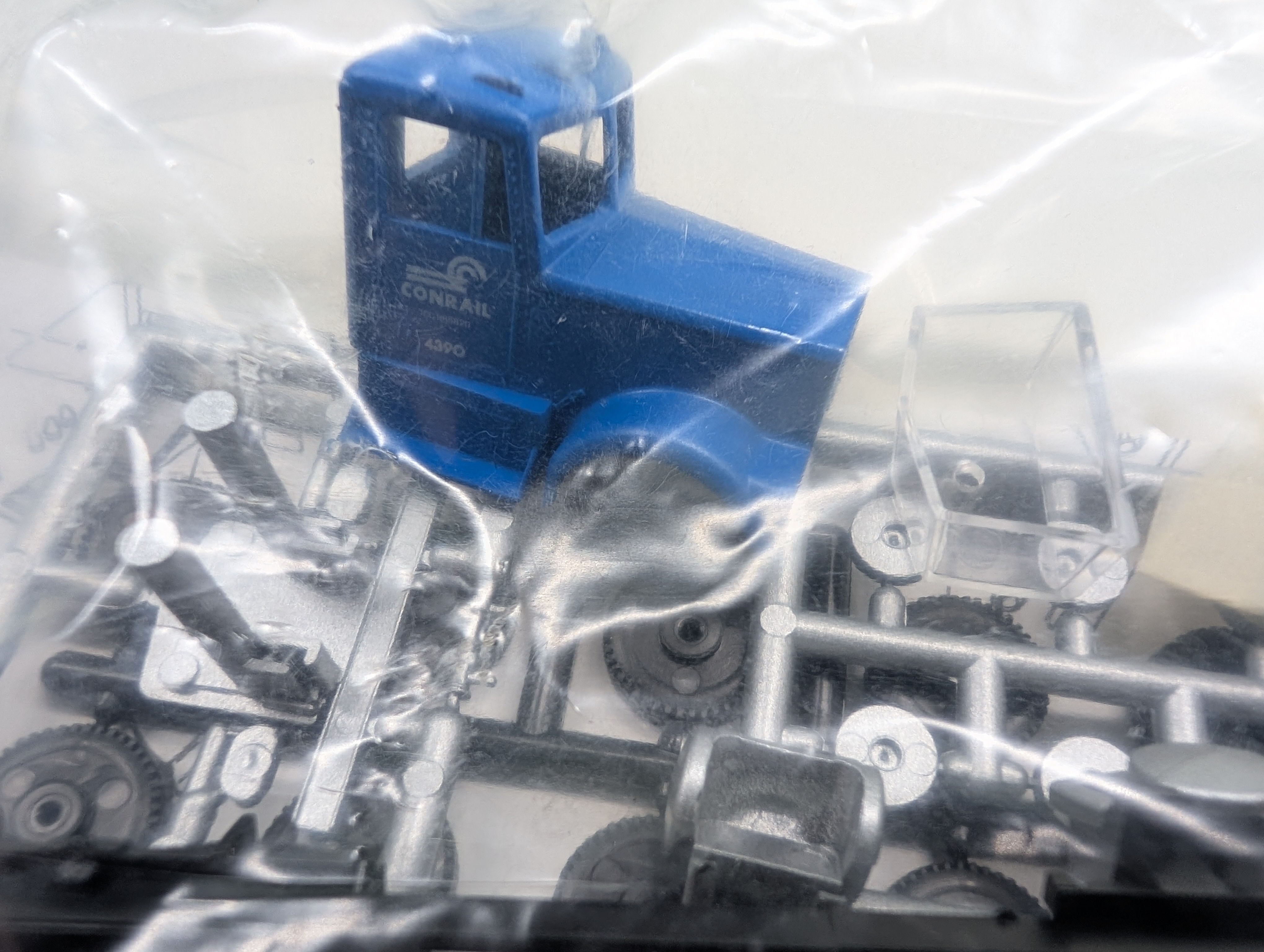 Athearn 5668 HO Scale Conventional Tractor Conrail