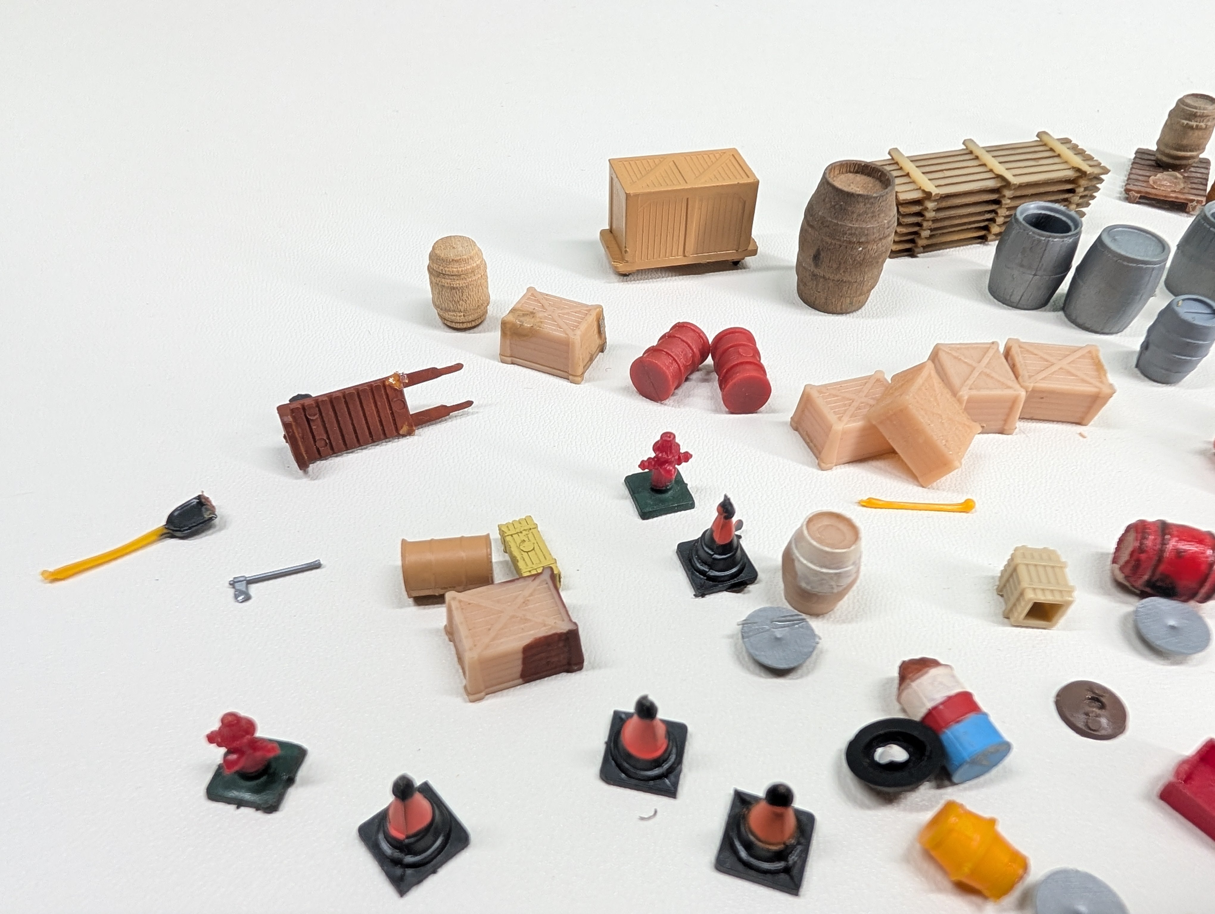 USED HO Scale Large Lot of Barrels, Crates, Construction Cones & More Detail Parts
