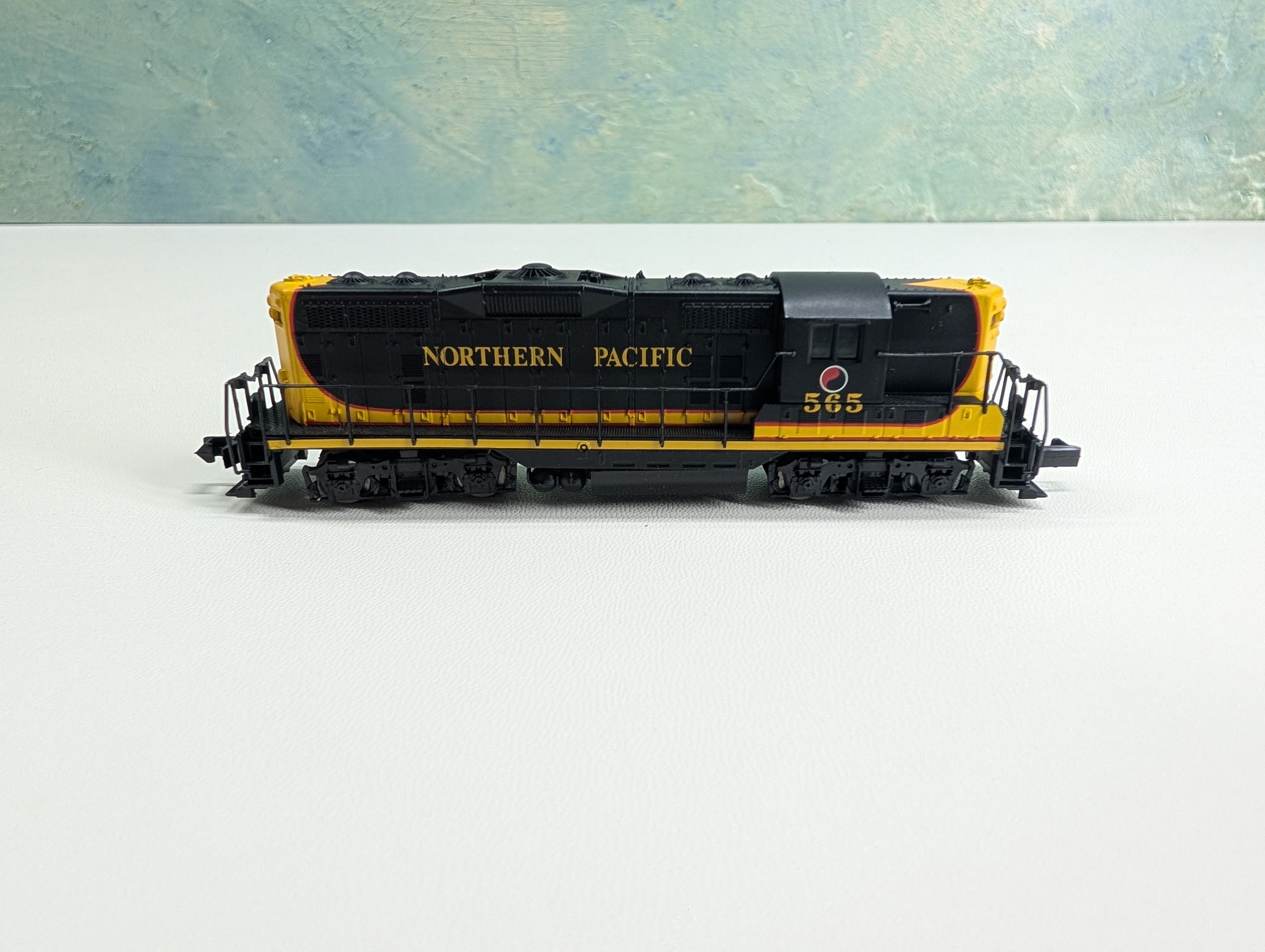 USED Atlas 48219 N Scale GP-7 PH. 2 Diesel Locomotive Northern Pacific #565 Parts/Repairs