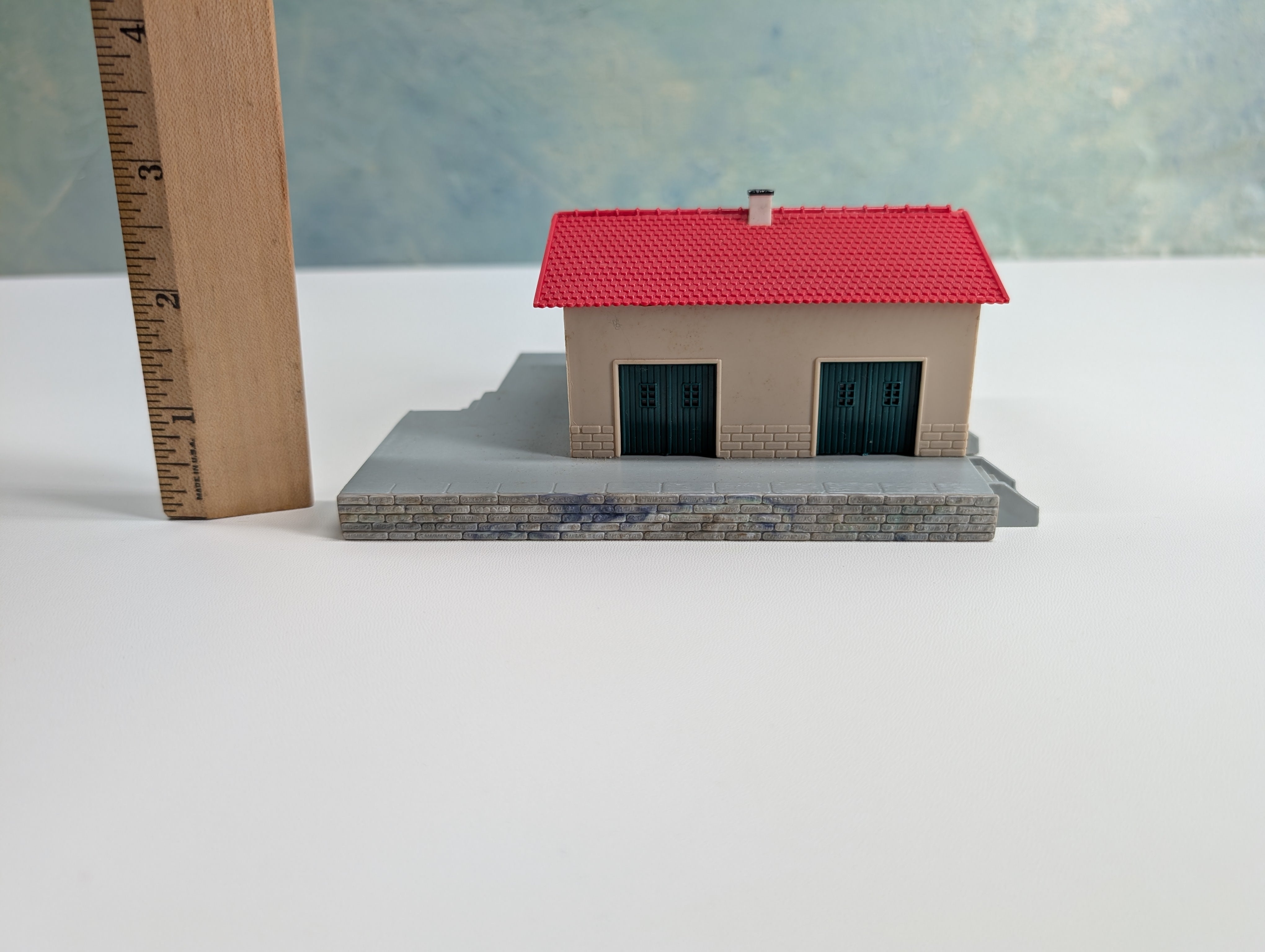USED Hoffman 514 HO Scale German Freight Station