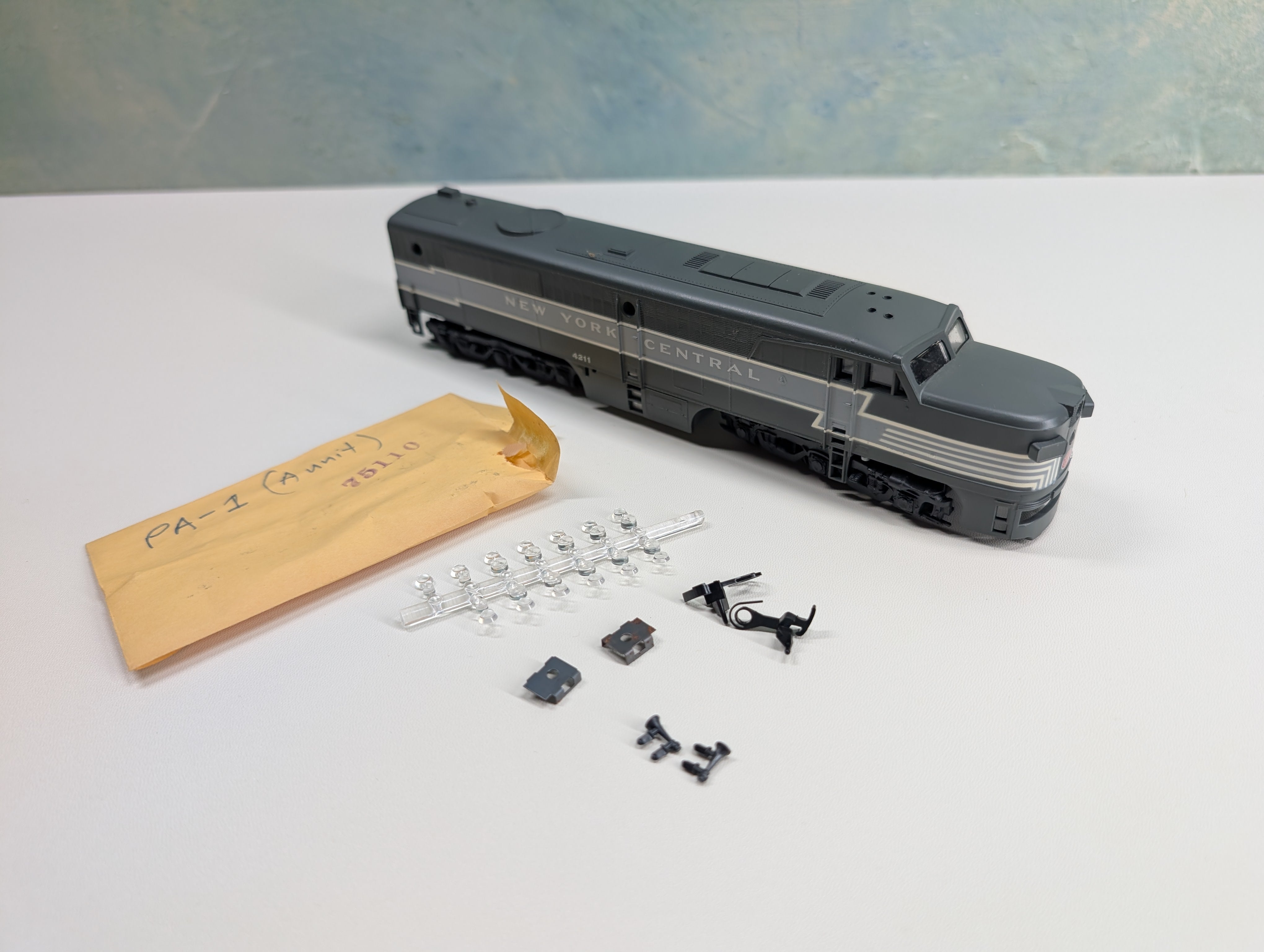 USED Athearn 3323 HO Scale PA-1 Dummy Diesel Locomotive New York Central #4211