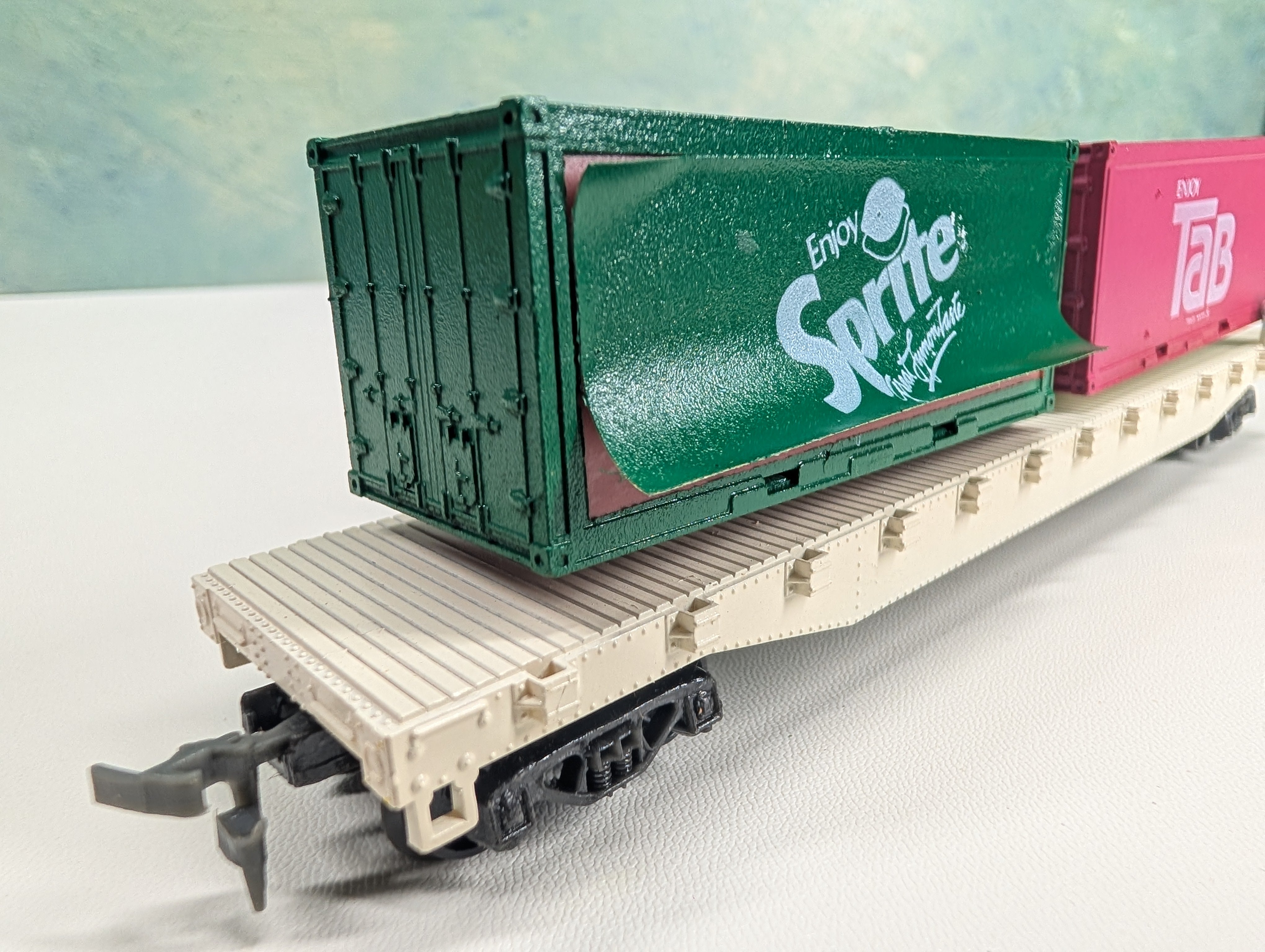 USED Model Power HO Scale Flat Car w/ Billboard Containers Sprite, Tab Coca-Cola RARE
