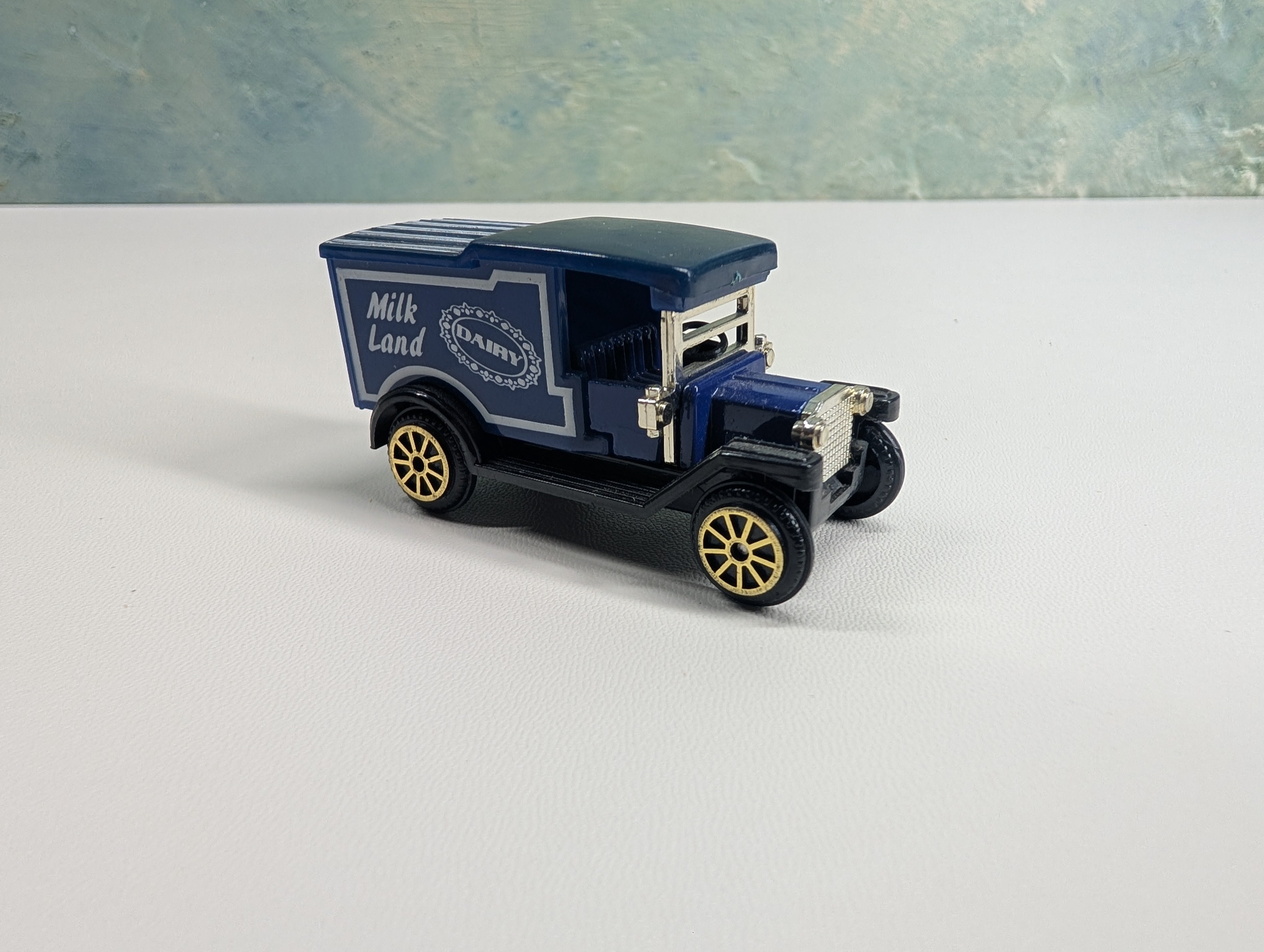 USED High Speed #607-612 HO Scale Blue Milk Land Dairy Box Truck