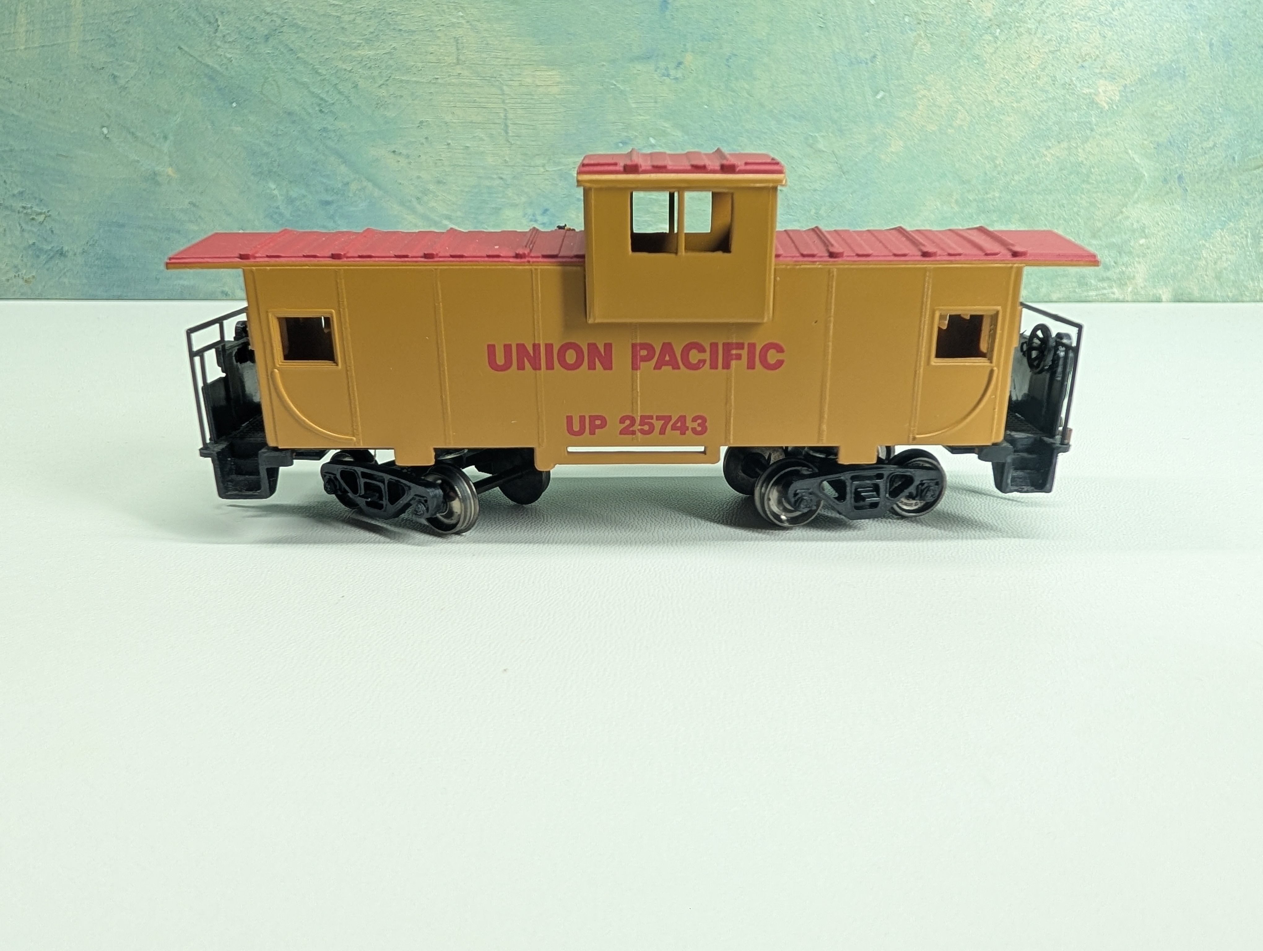 USED Bachmann HO Scale Caboose Union Pacific UP #25743 Modern Gearboxes & Metal Wheels