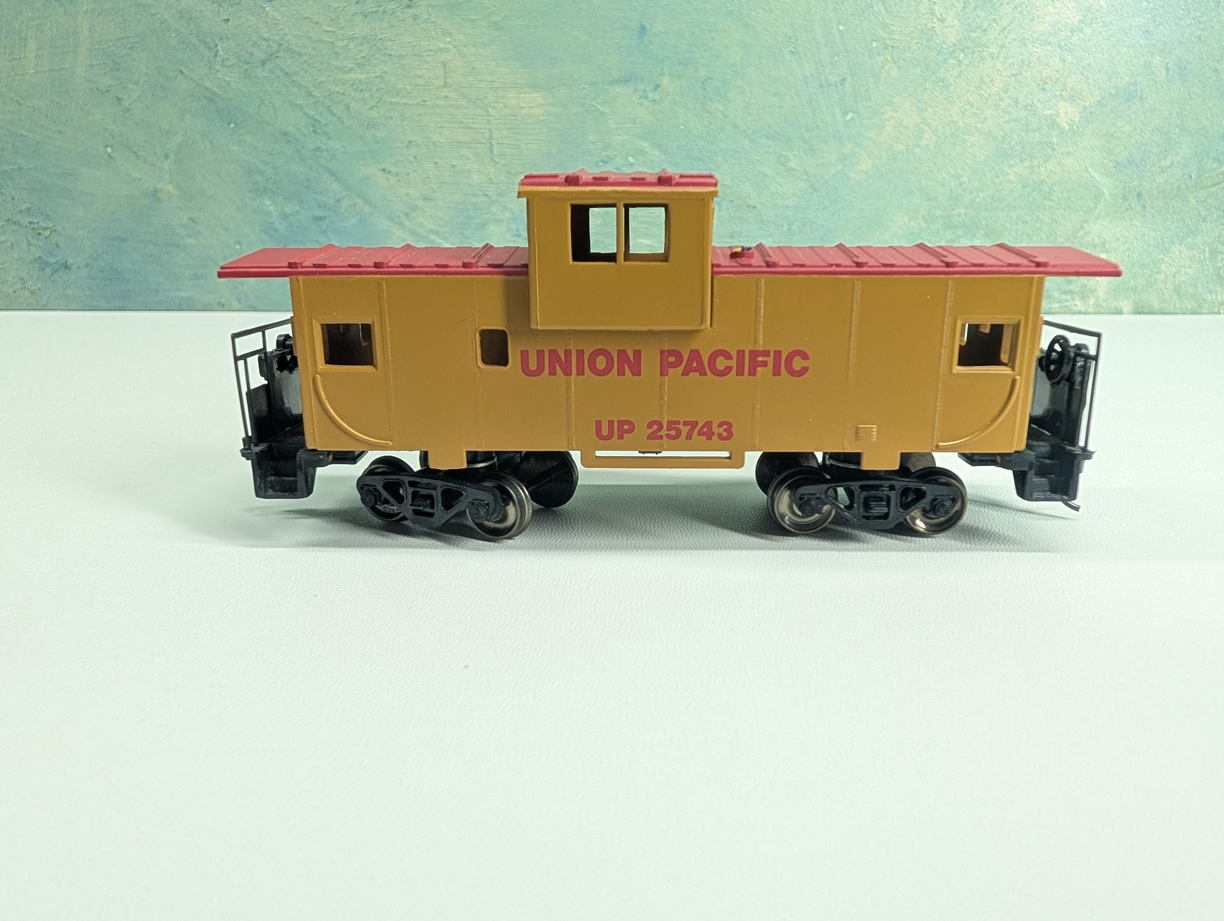 USED Bachmann HO Scale Caboose Union Pacific UP #25743 Modern Gearboxes & Metal Wheels