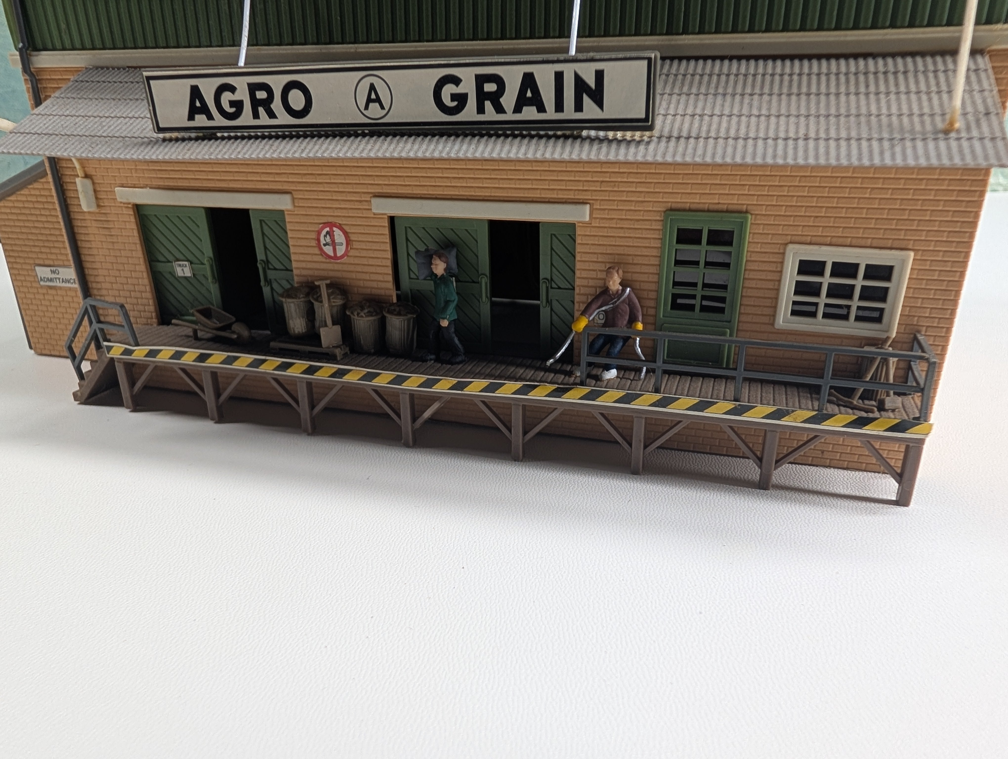 USED HO Scale Argo Grain, Warehouse