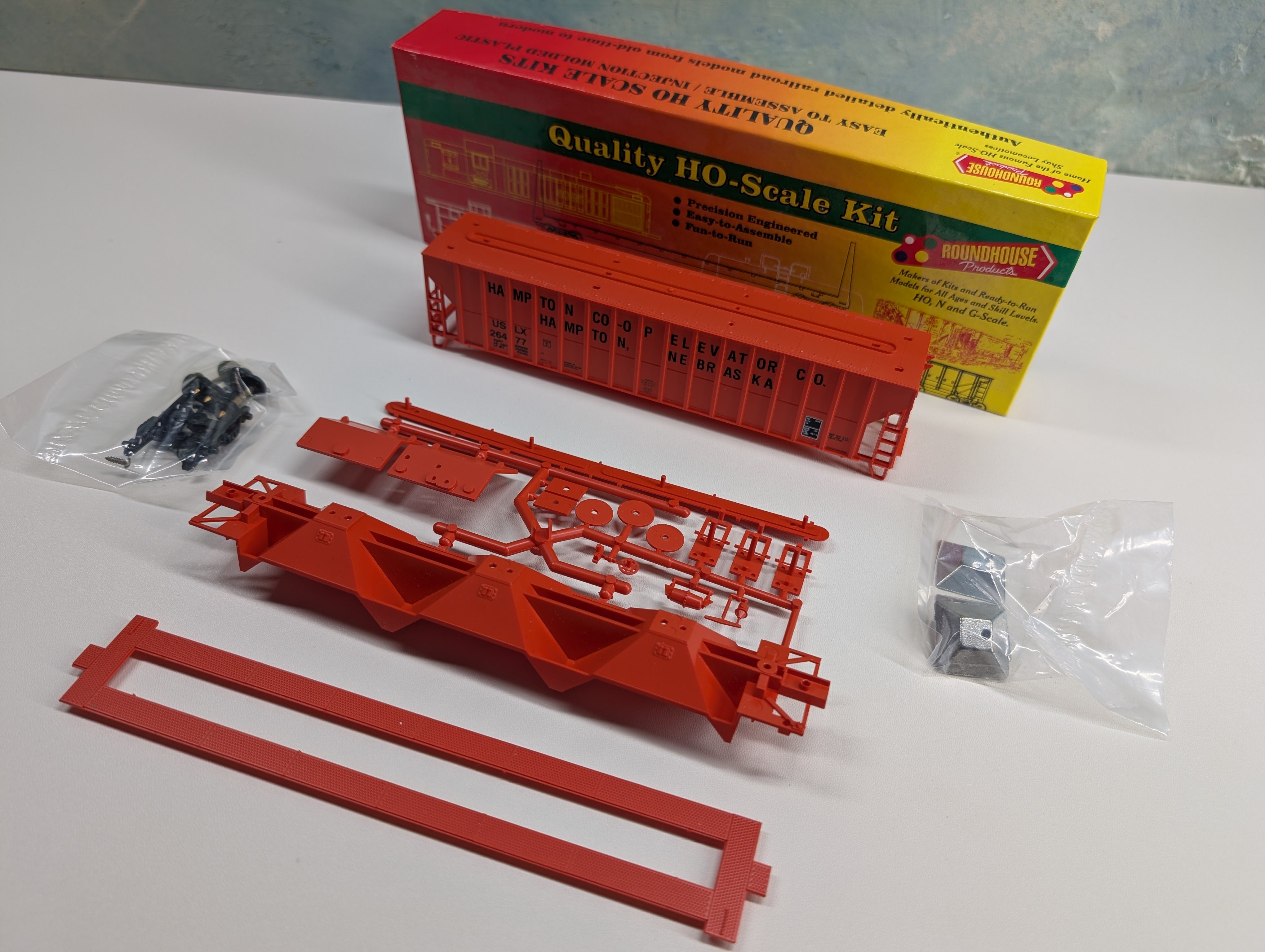 USED Roundhouse HO Scale 3-Bay Covered Hopper Hampton CO-OP USLX #26477
