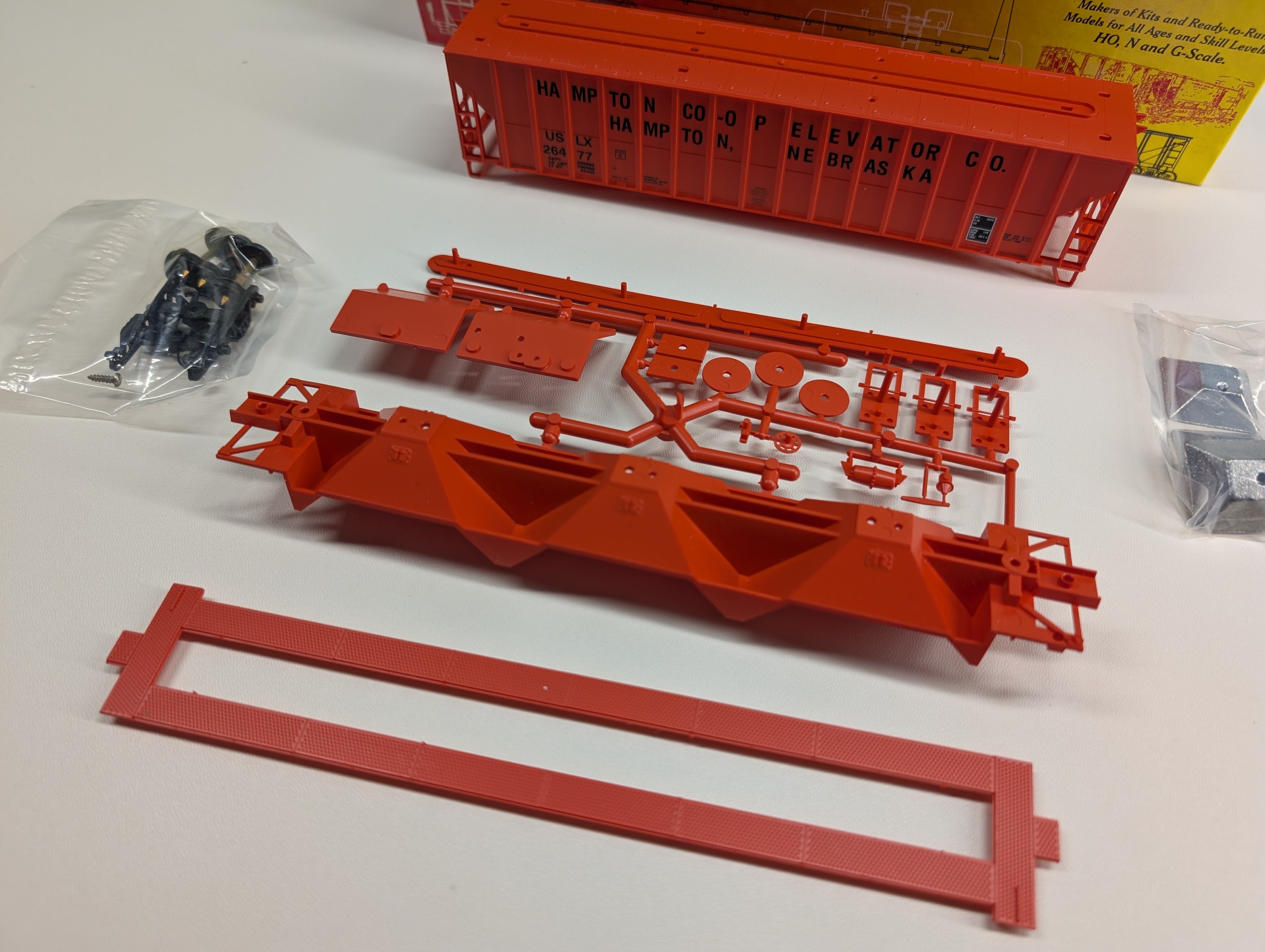 USED Roundhouse HO Scale 3-Bay Covered Hopper Hampton CO-OP USLX #26477