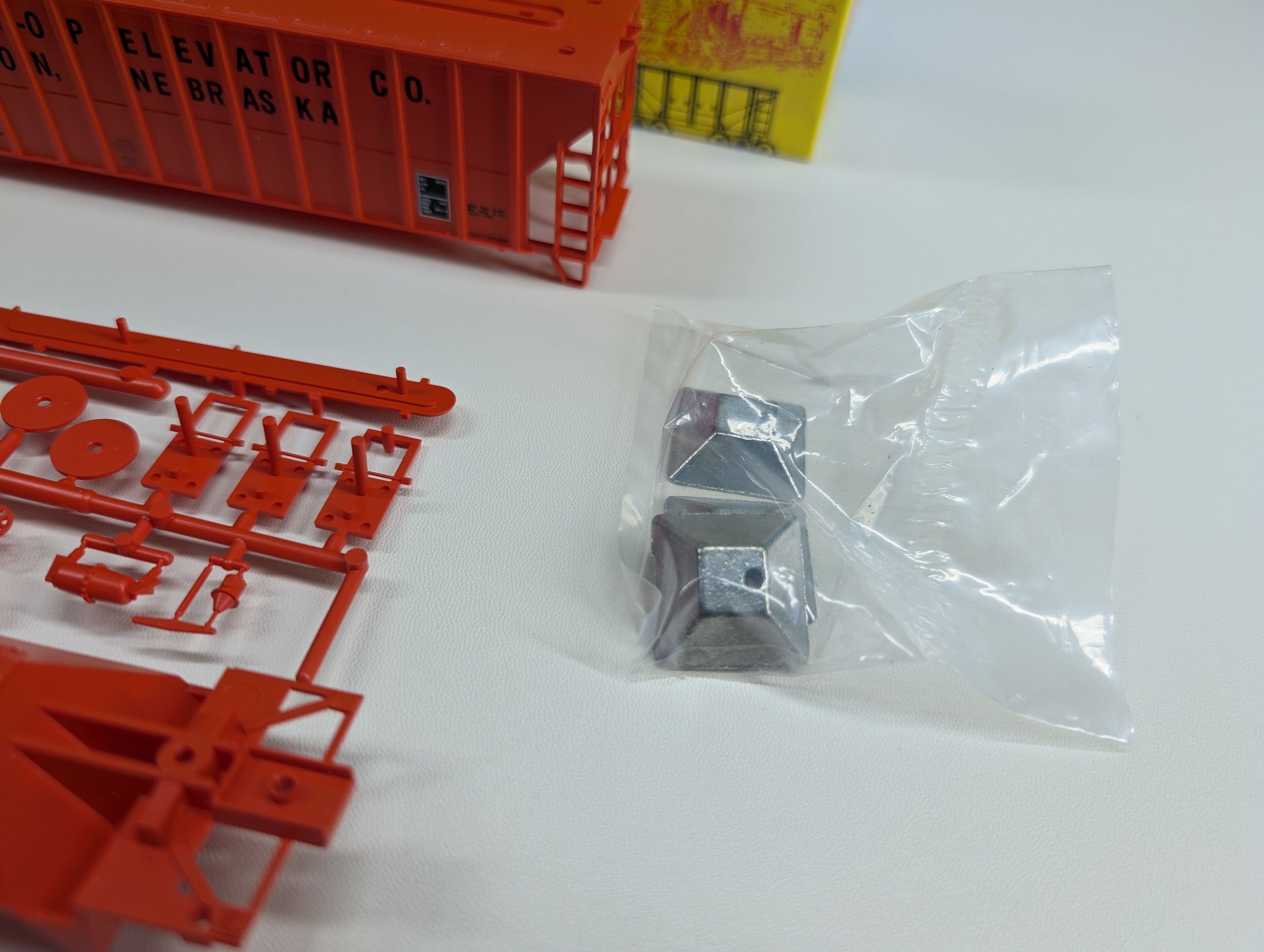 USED Roundhouse HO Scale 3-Bay Covered Hopper Hampton CO-OP USLX #26477