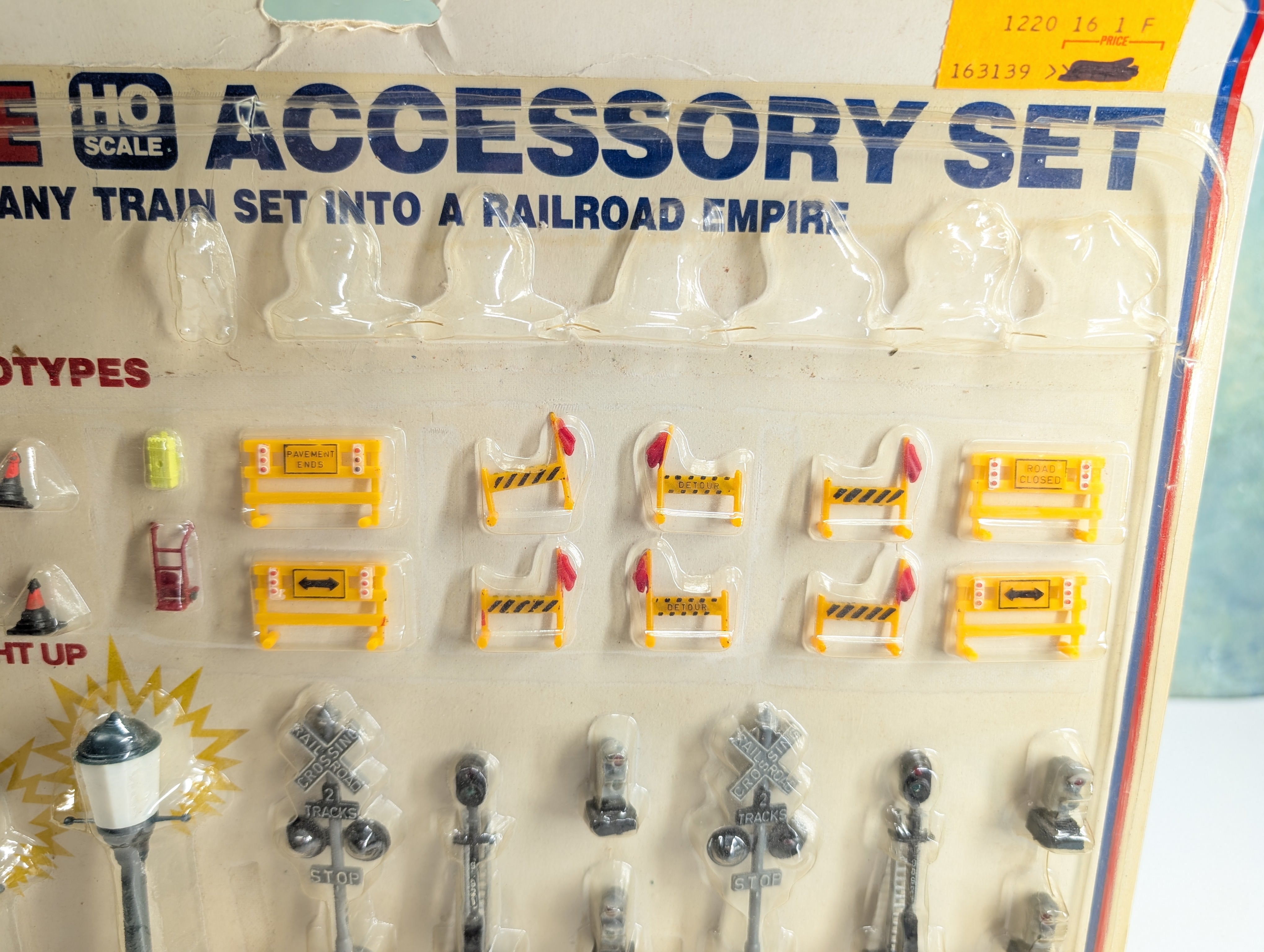 Life-Like 1220 HO Scale Accessory Set, Billboards, Construction, Lights (35 pcs)