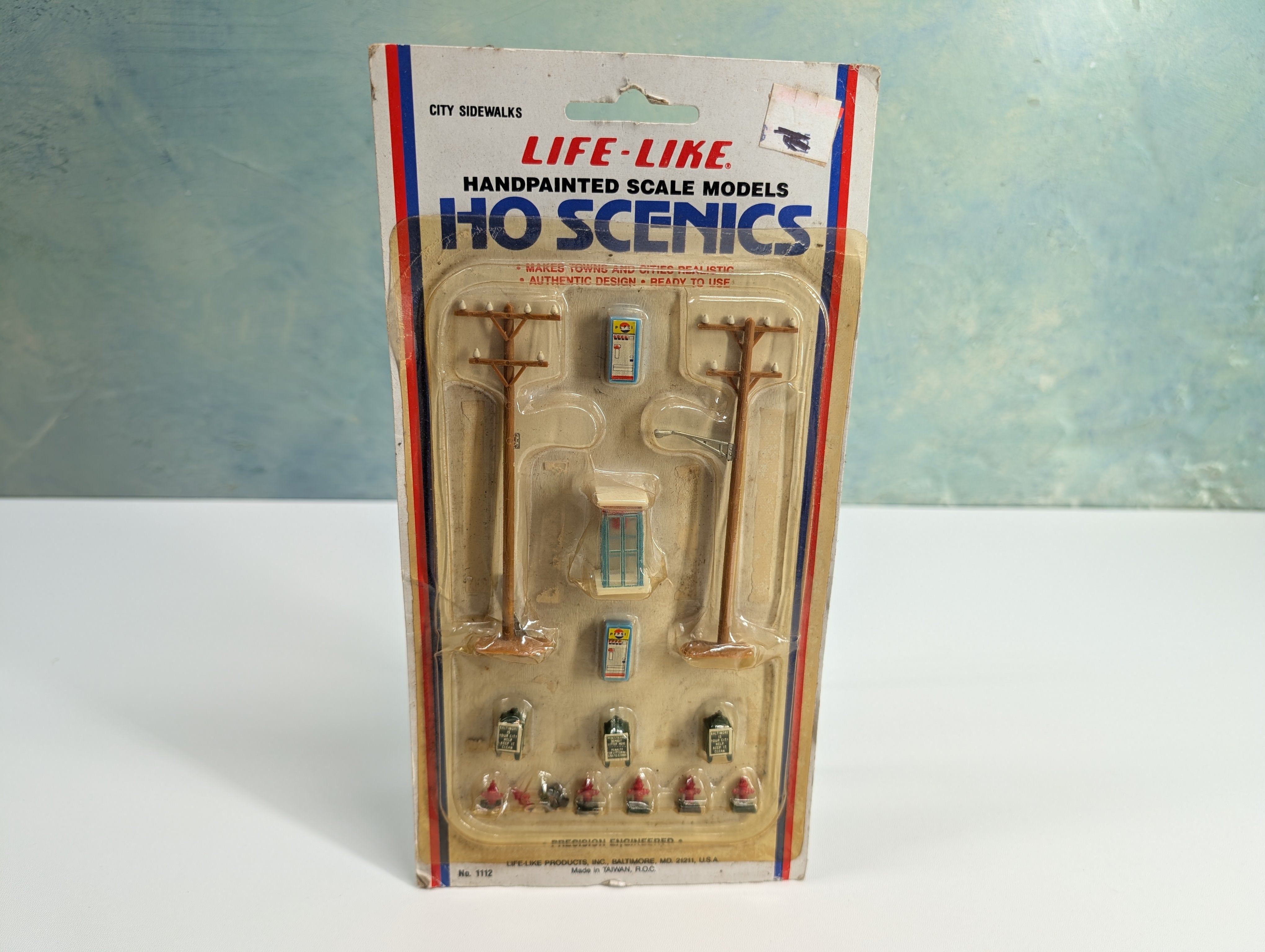 Life-Like 1112 HO Scale City Sidewalk Details, Sode Machine, Fire Hydrants & More