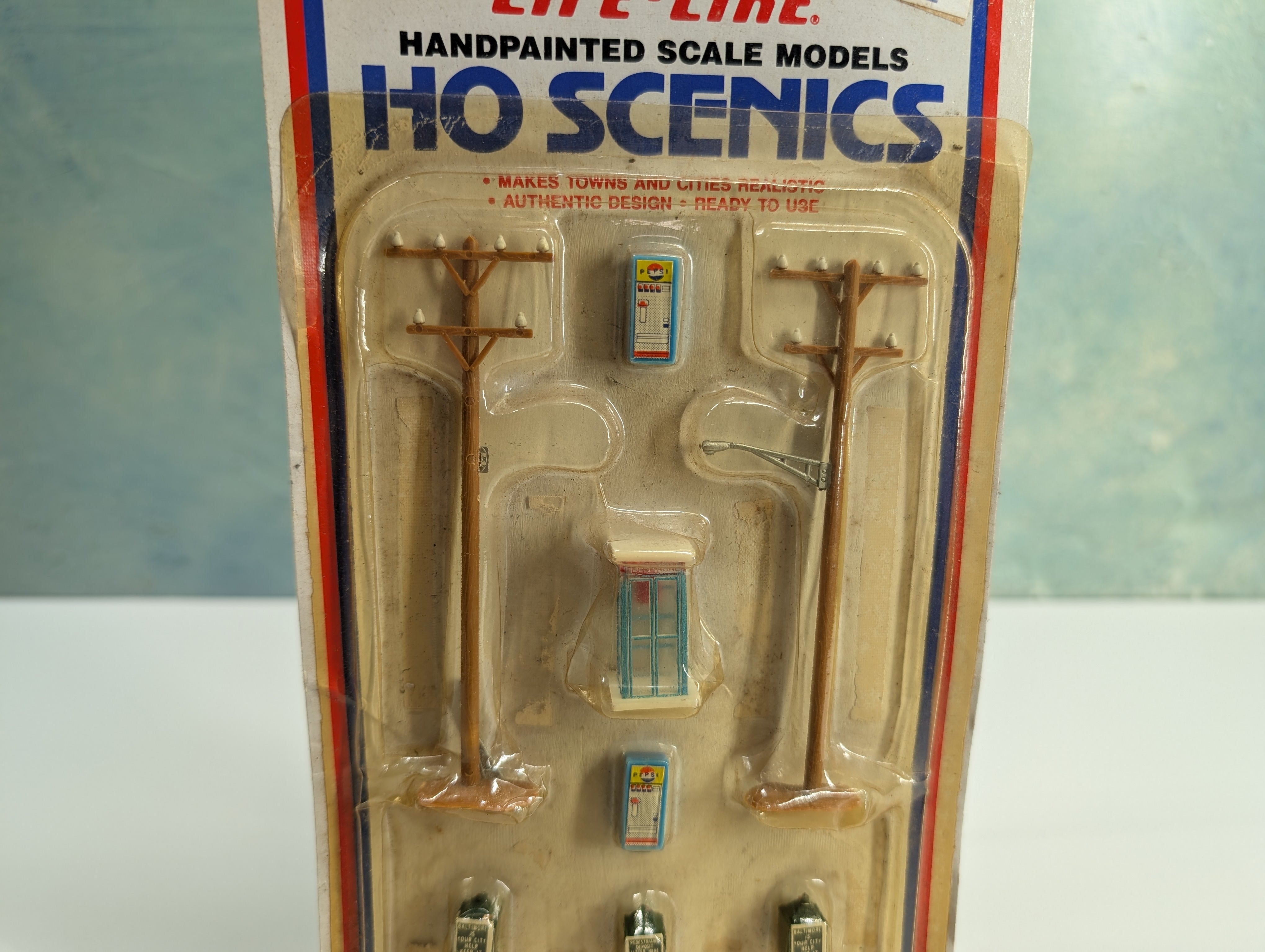 Life-Like 1112 HO Scale City Sidewalk Details, Sode Machine, Fire Hydrants & More