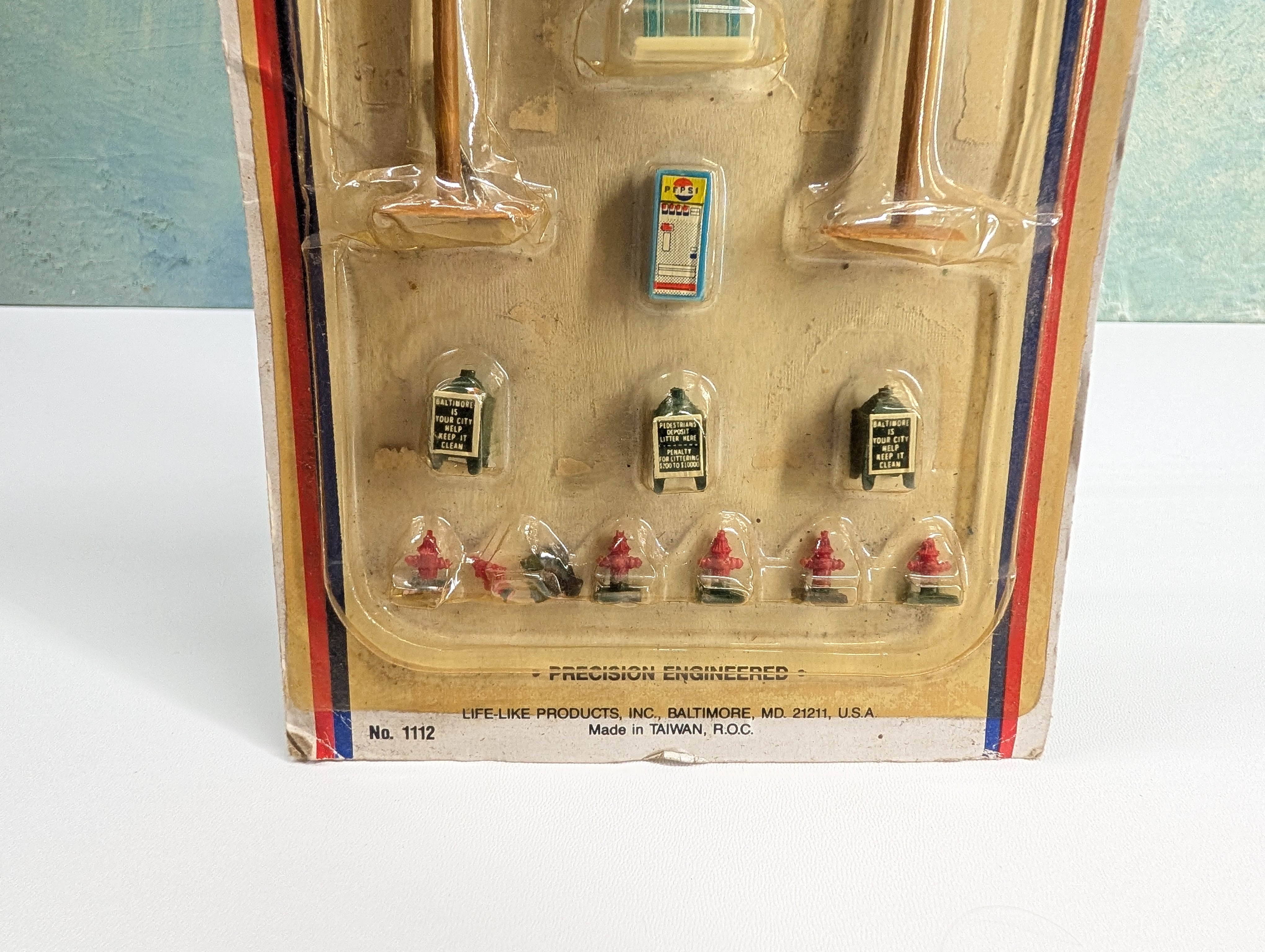 Life-Like 1112 HO Scale City Sidewalk Details, Sode Machine, Fire Hydrants & More
