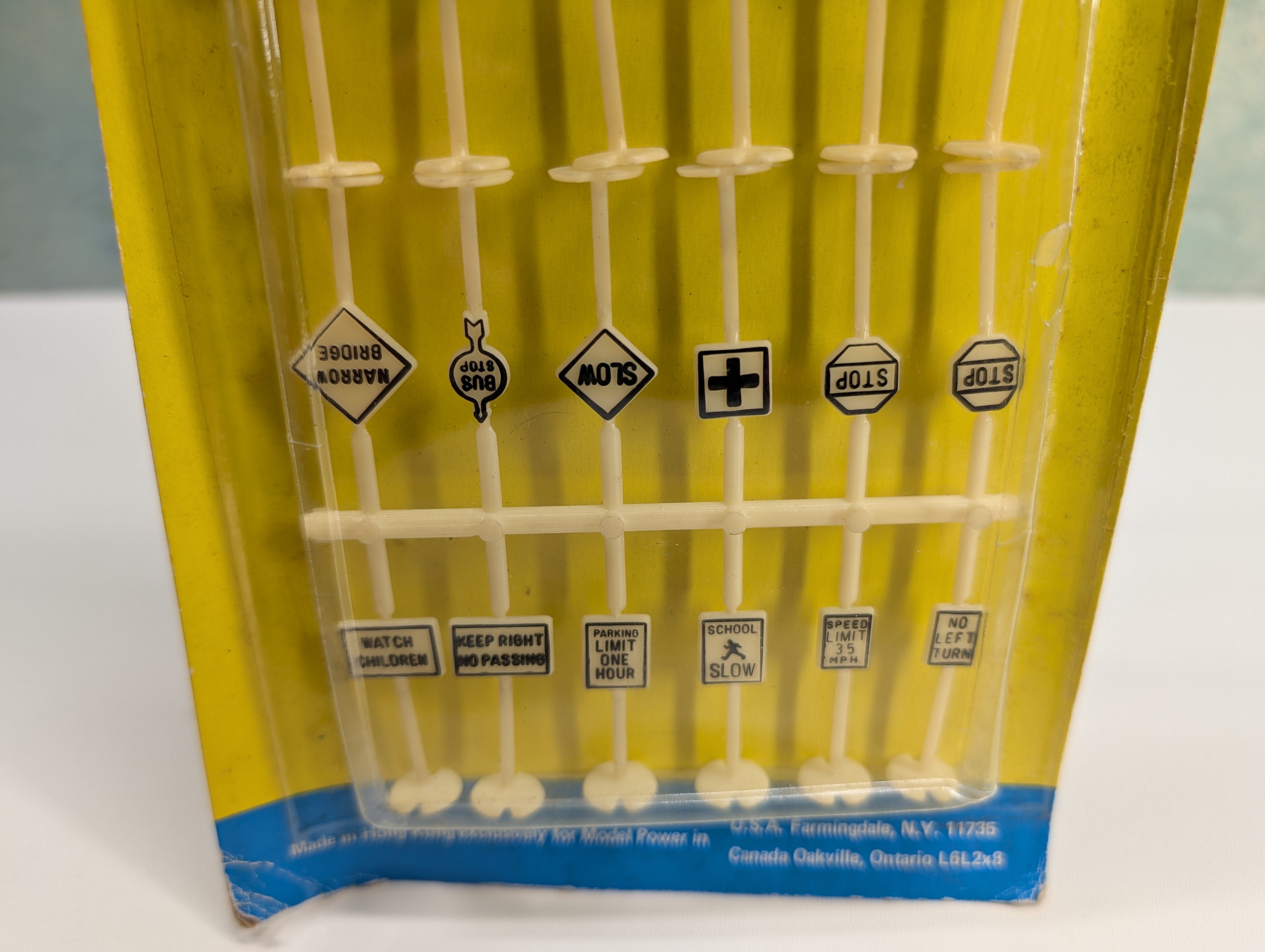 Model Power 1454 HO Scale Road & Railroad Signs