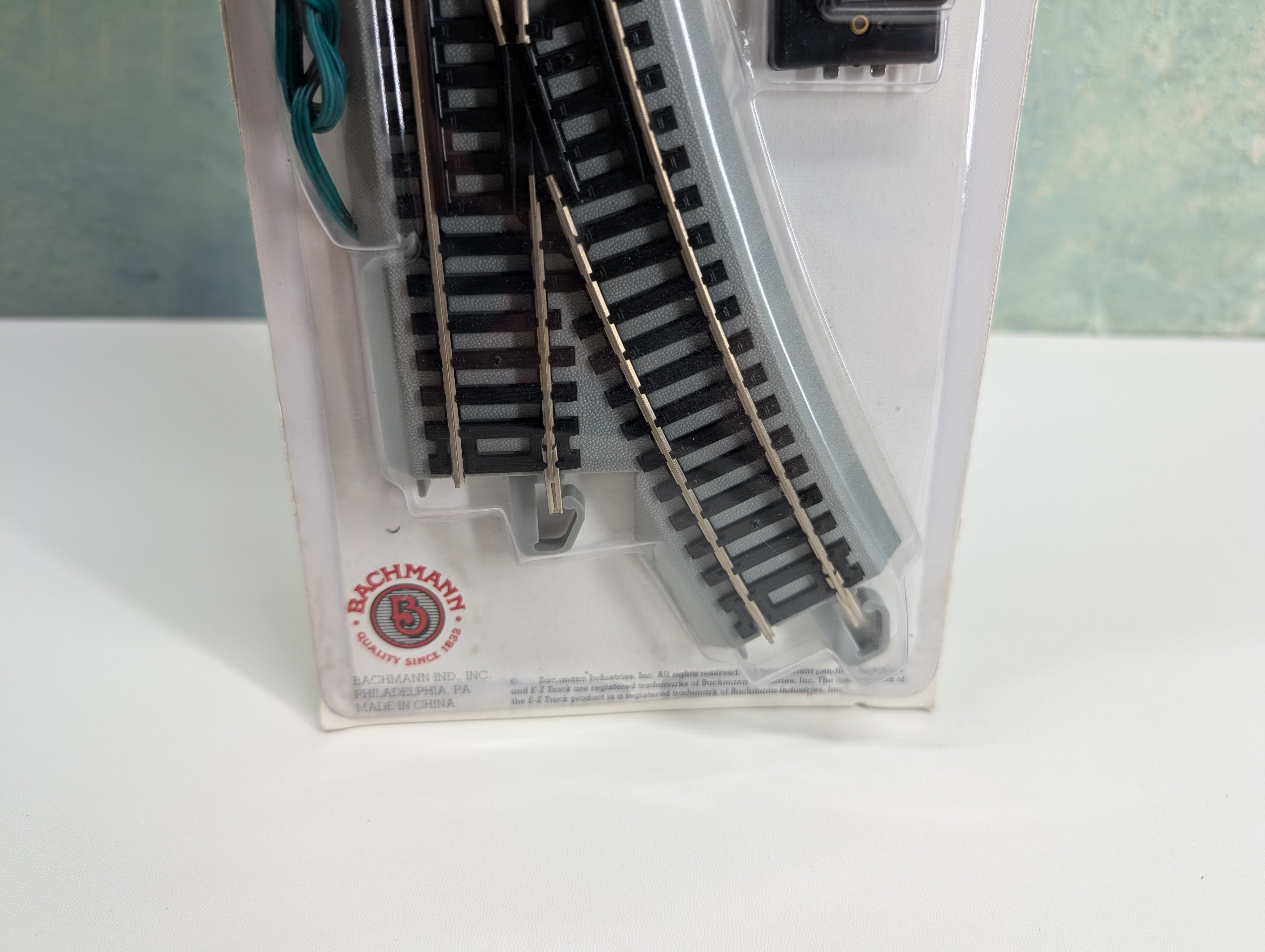 Bachmann 44561 HO Scale E-Z Track Remote Turnout Left, Gray Roadbed