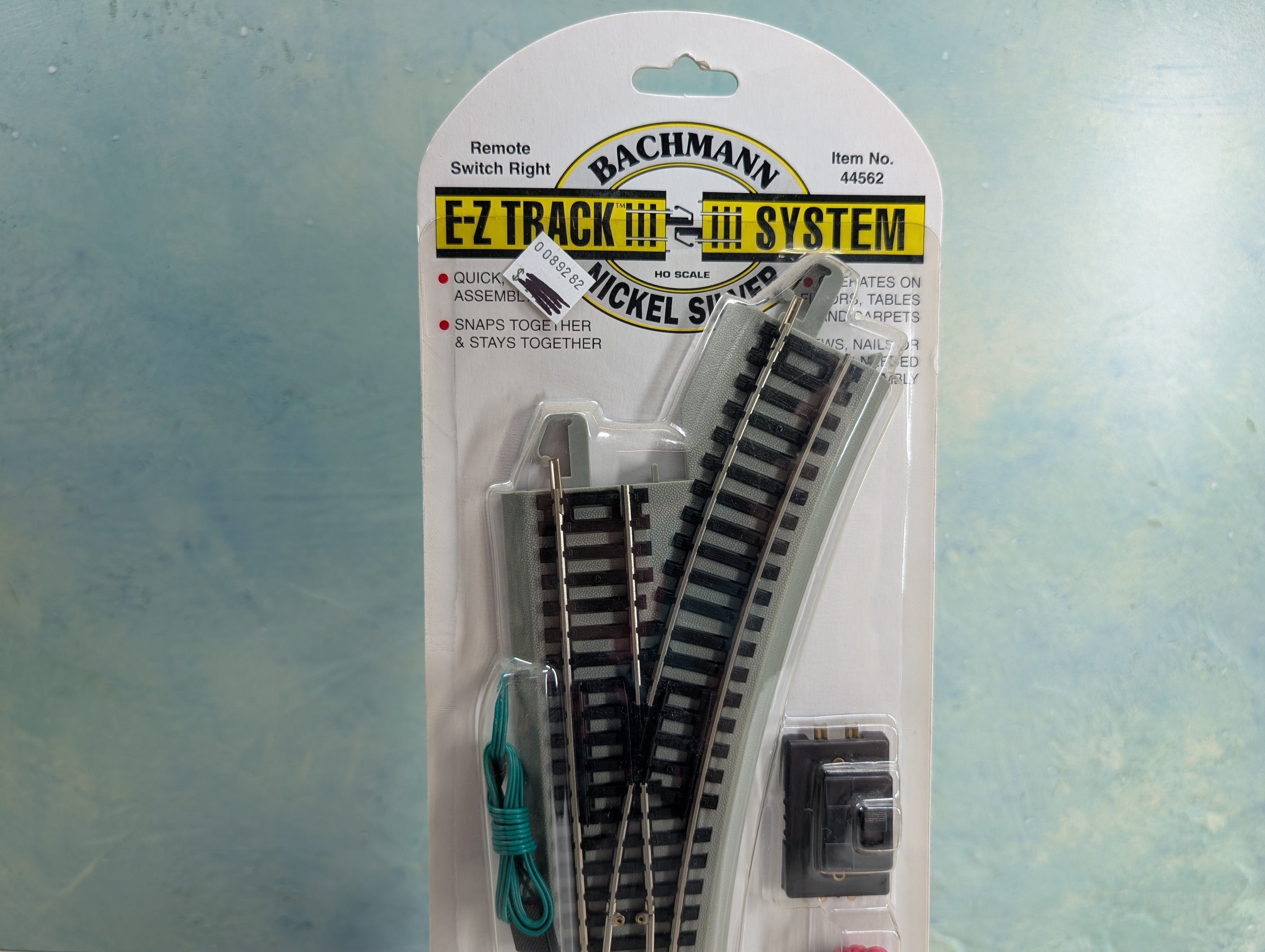 Bachmann 44562 HO Scale E-Z Track Remote Turnout Right, Gray Roadbed