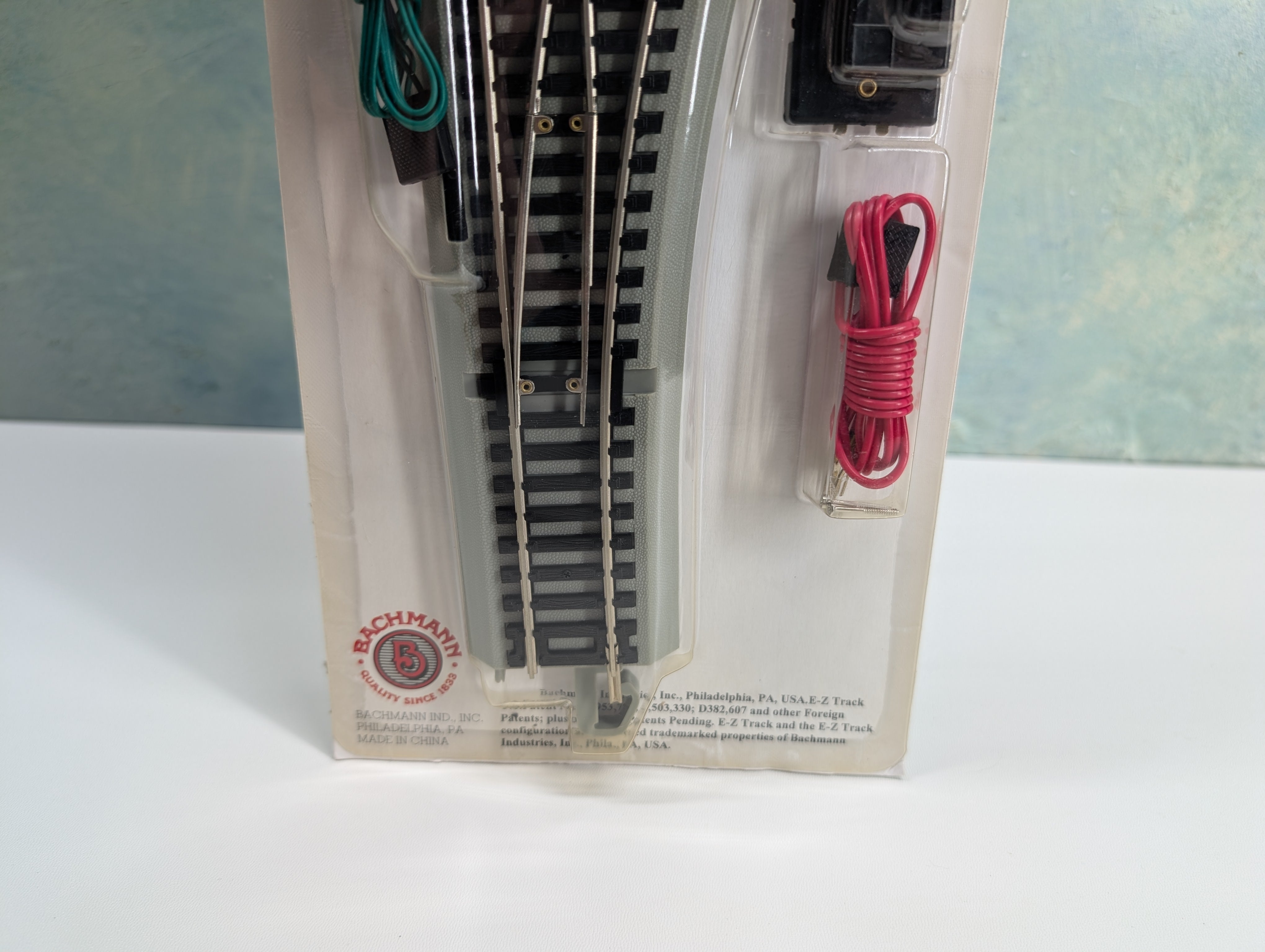 Bachmann 44562 HO Scale E-Z Track Remote Turnout Right, Gray Roadbed