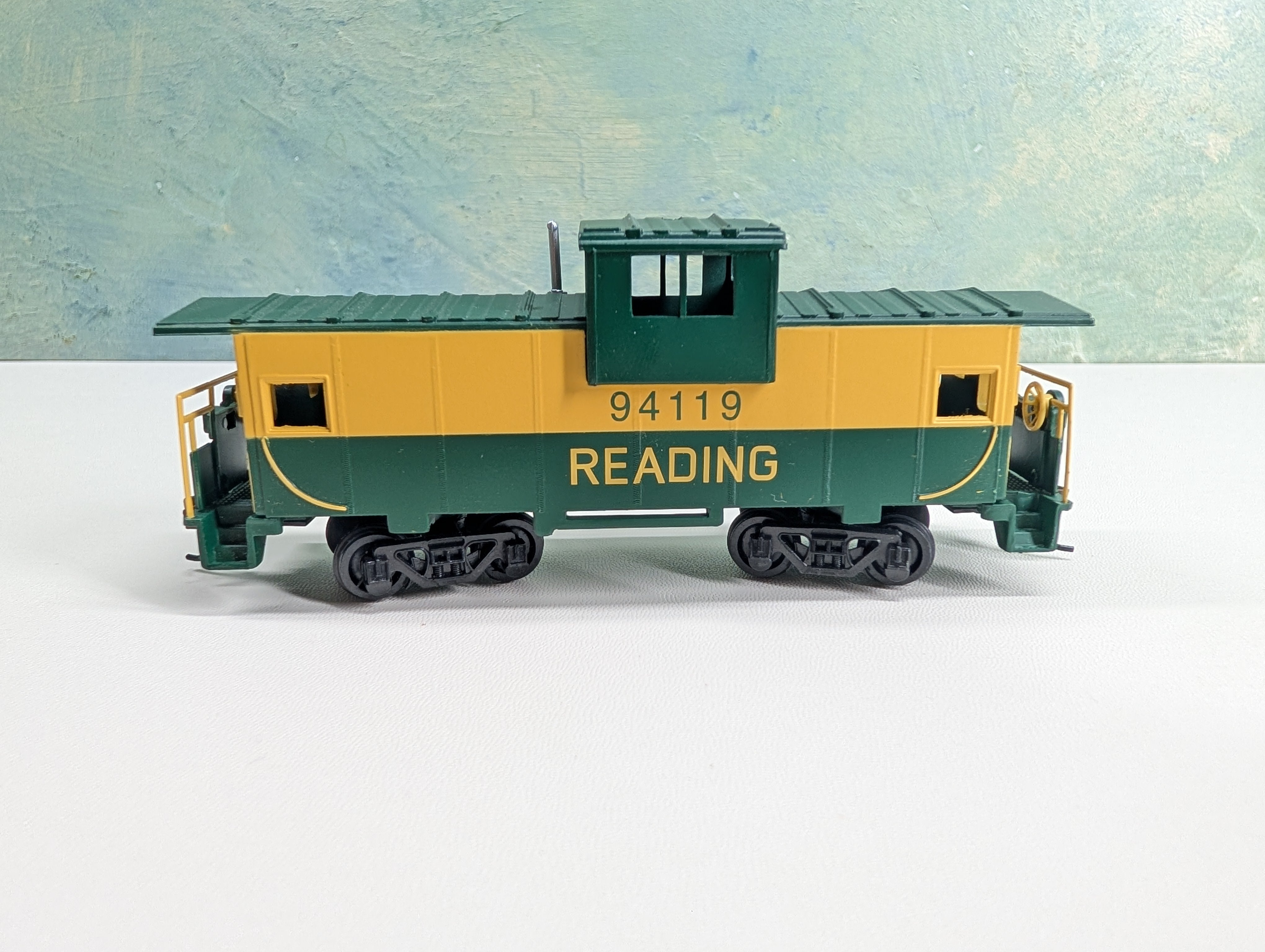 USED Bachmann HO Scale Caboose Reading RDG #94119 Modern Gearboxes