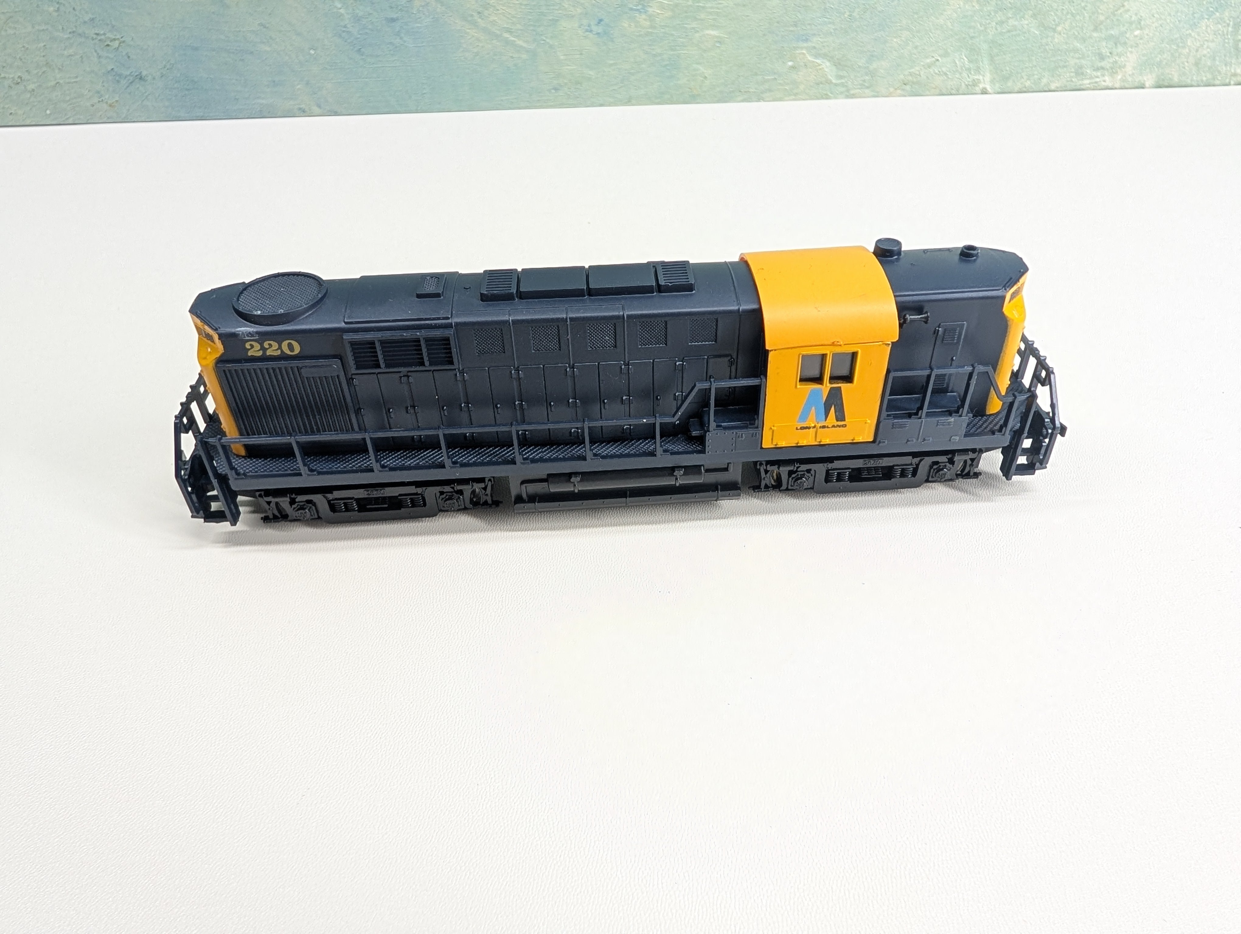 USED Model Power 6696 HO Scale Alco RS-11 Diesel Locomotive Long Island #220 Tested! RARE DC